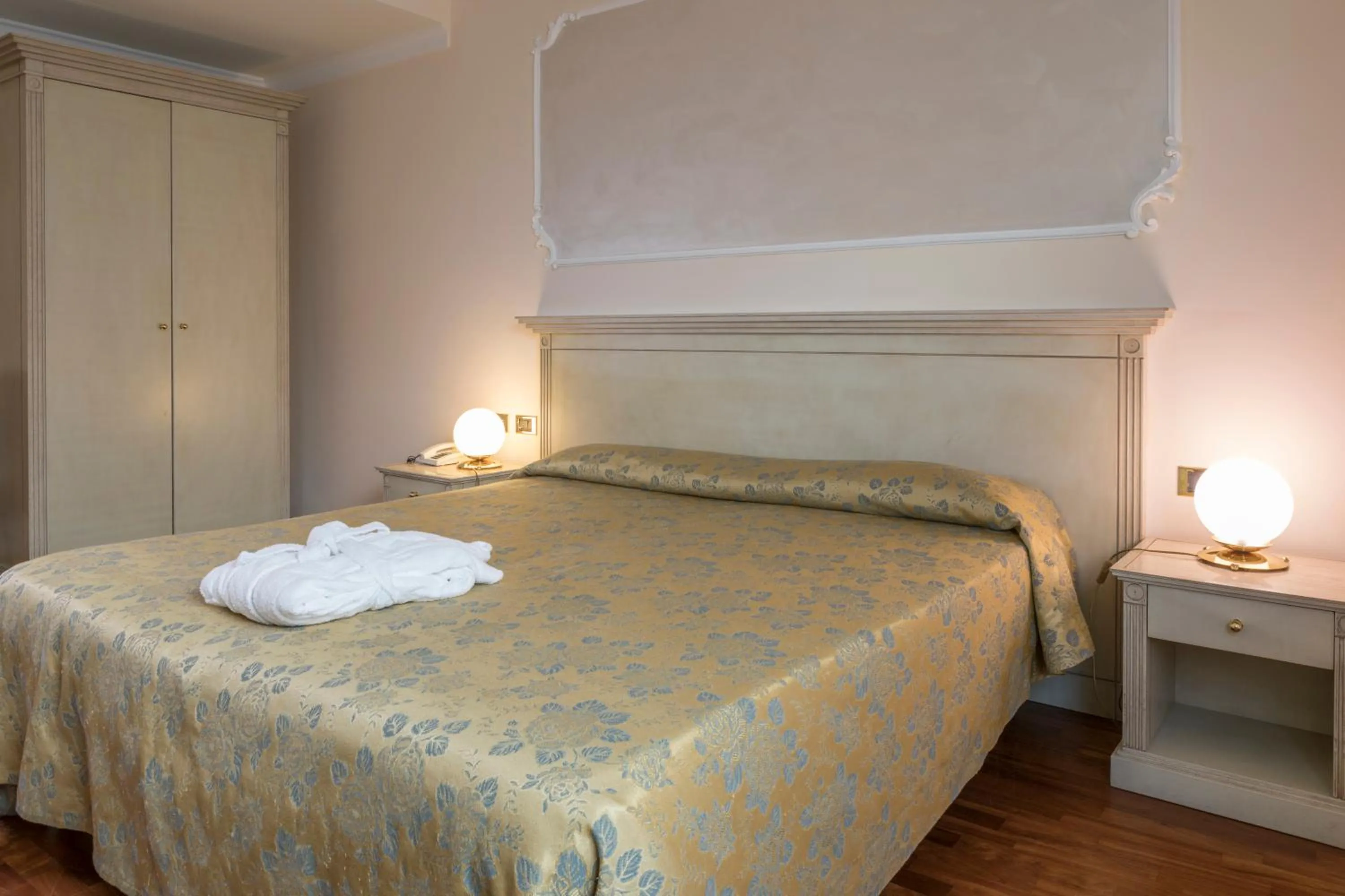 Bed in Hotel Villa Medici