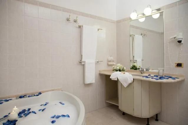 Bathroom, Bed in Hotel Villa Medici