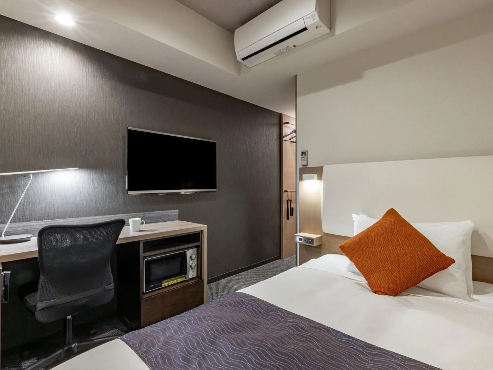 Photo of the whole room, Bed in Tokyu Stay Shimbashi - Ginza area