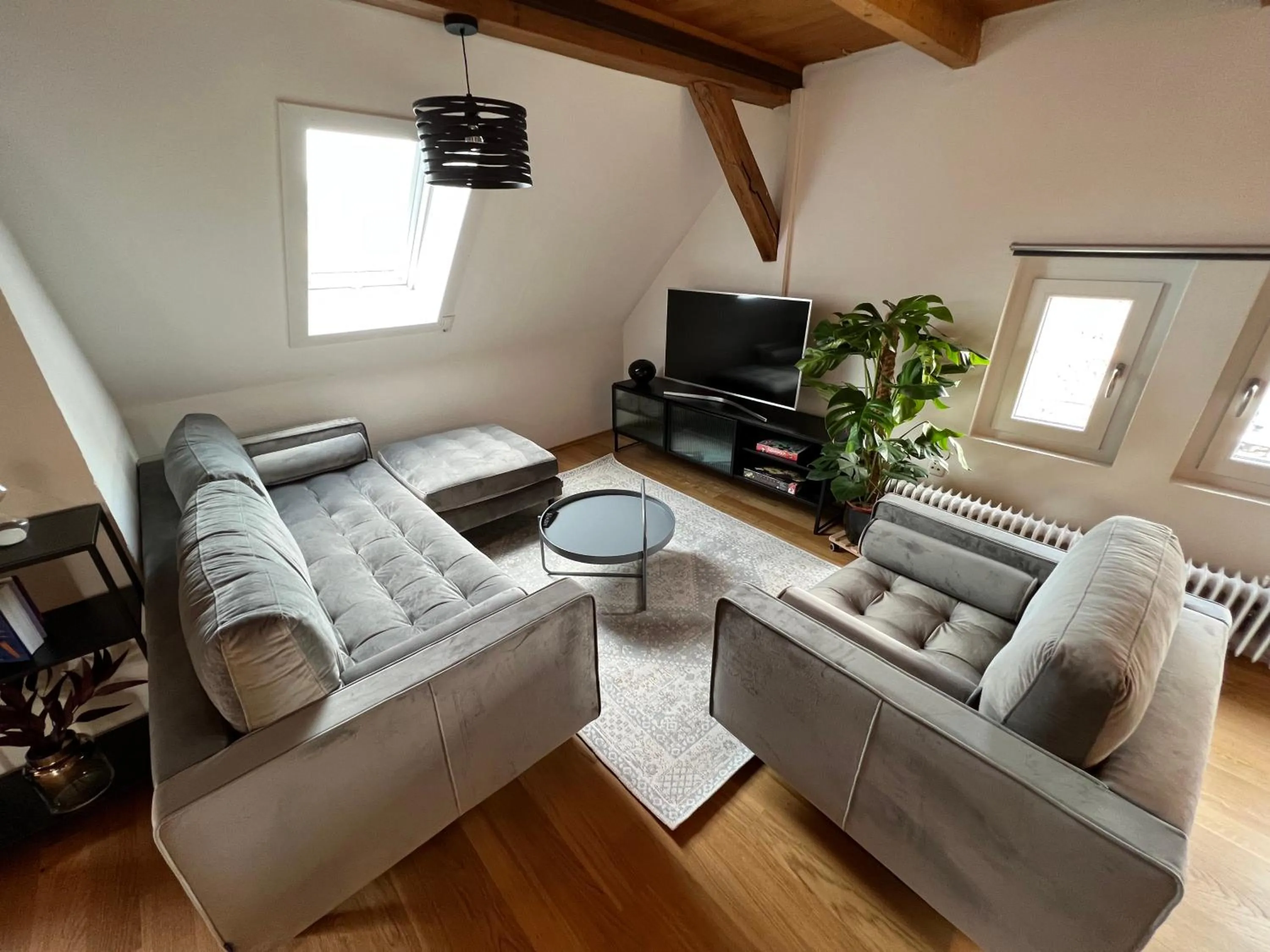 CROWN LIVING Wohlfühl Loft Bregenz - Loft nahe Bodensee, Boxspringbett, Küche, zentrumsnah, ideal für Feriengäste und Geschäftsreisende