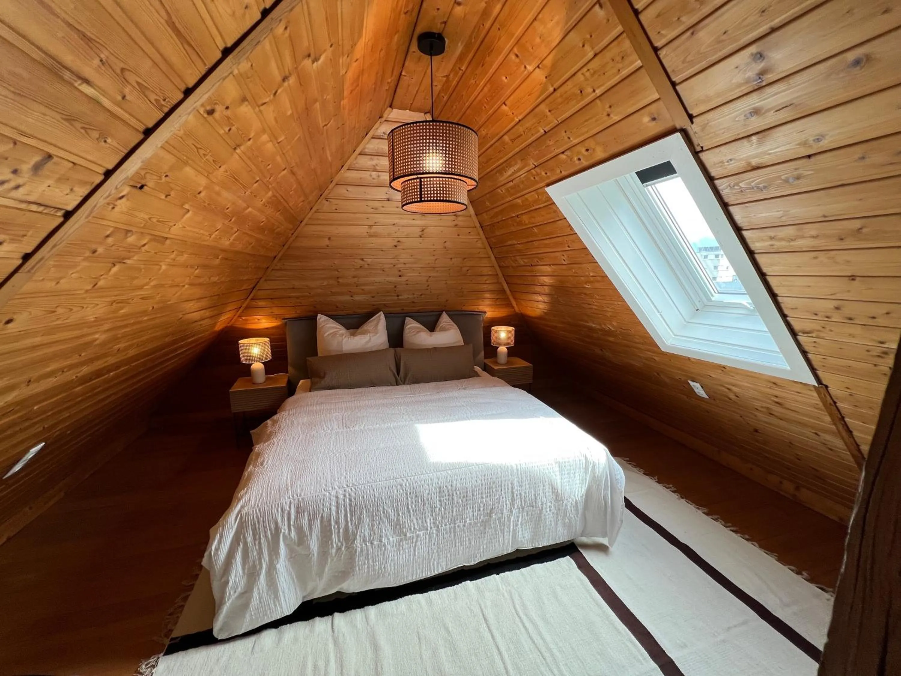 CROWN LIVING Wohlfühl Loft Bregenz - Loft nahe Bodensee, Boxspringbett, Küche, zentrumsnah, ideal für Feriengäste und Geschäftsreisende