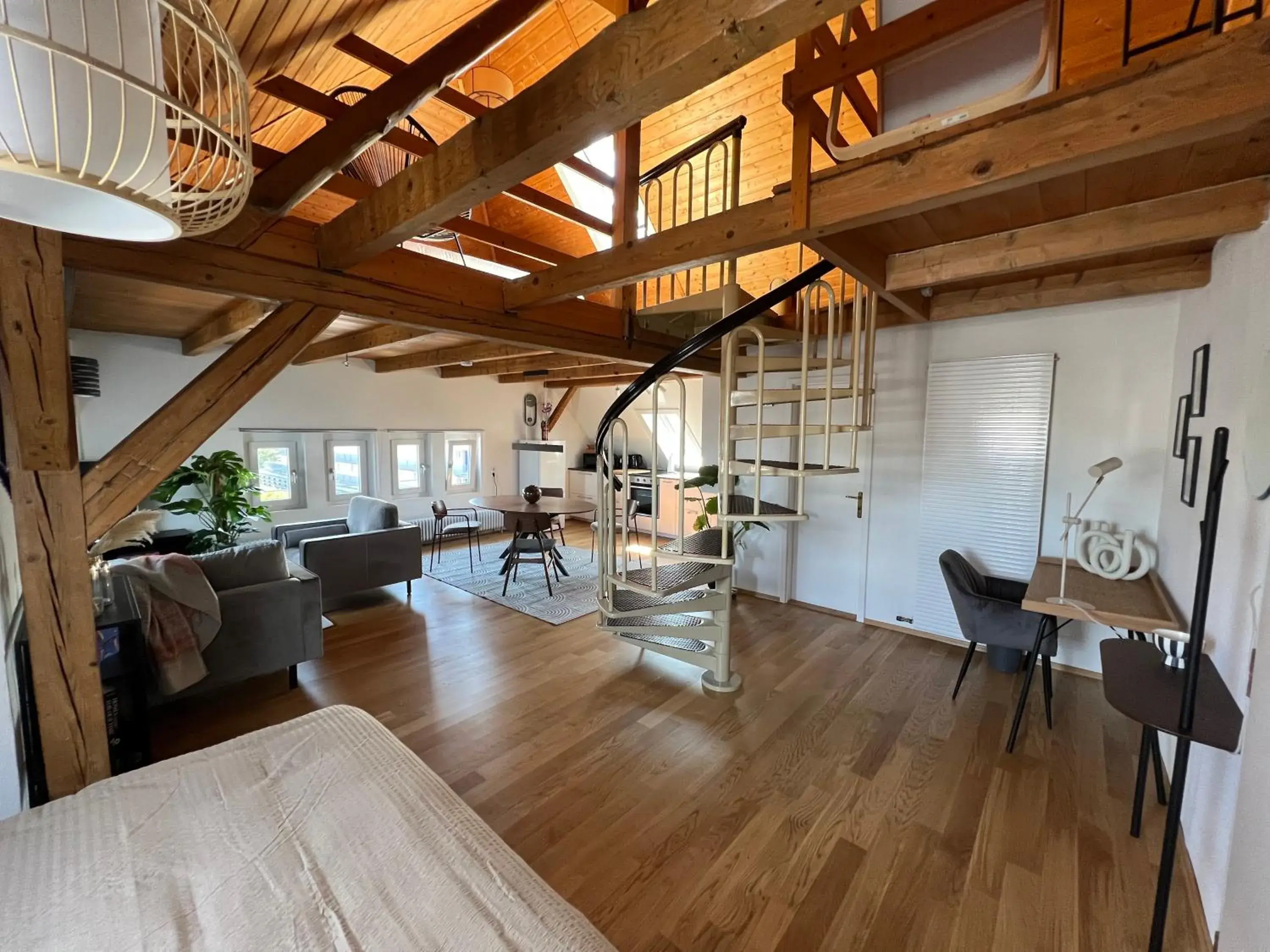 CROWN LIVING Wohlfühl Loft Bregenz - Loft nahe Bodensee, Boxspringbett, Küche, zentrumsnah, ideal für Feriengäste und Geschäftsreisende CROWN LIVING Wohlfühl Loft Bregenz - Loft nahe Bodensee, Boxspringbett, Küche, zentrumsnah, ideal für Feriengäste und Geschäftsreisende