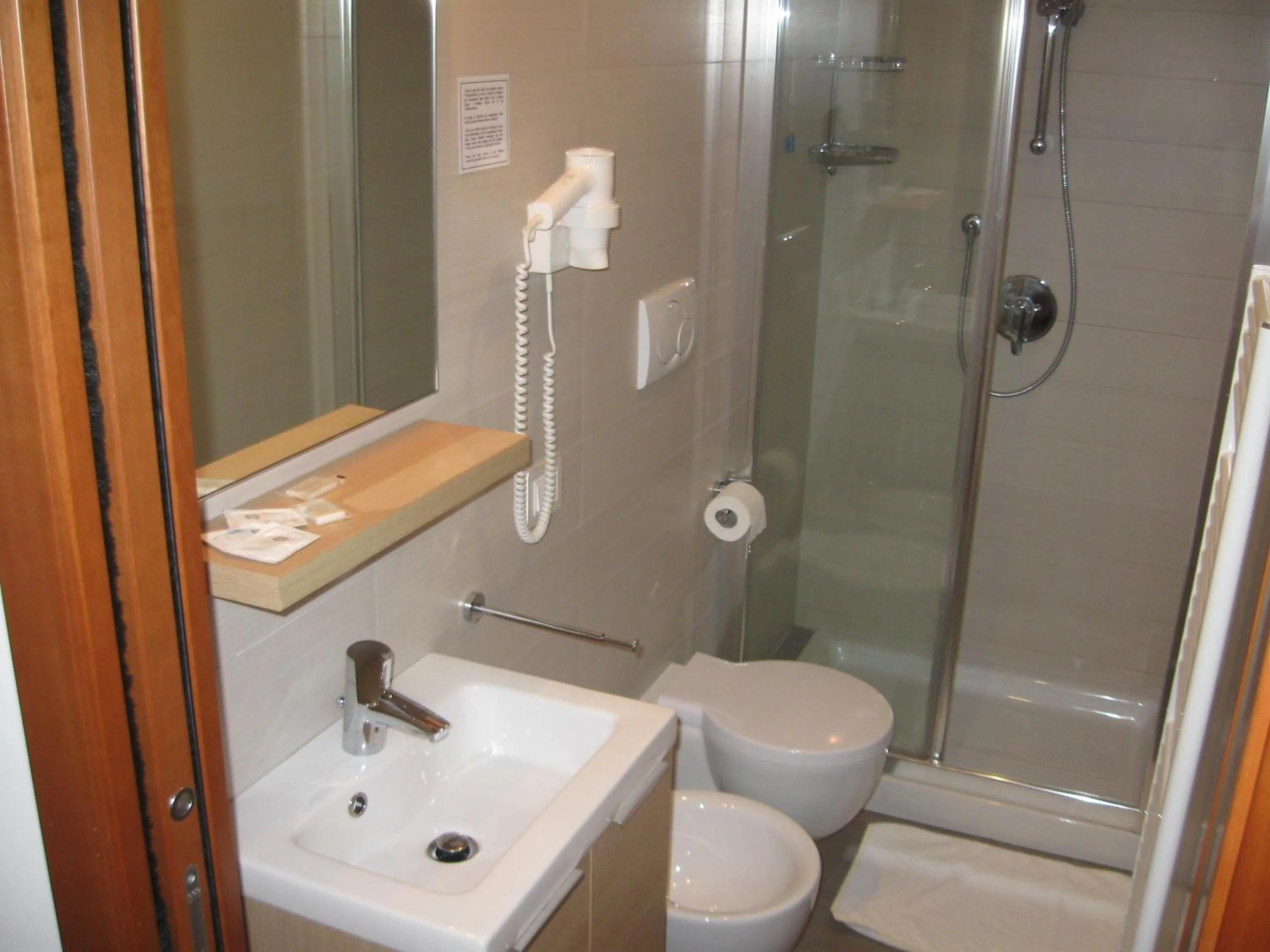 Shower in Hotel Mezzaluna