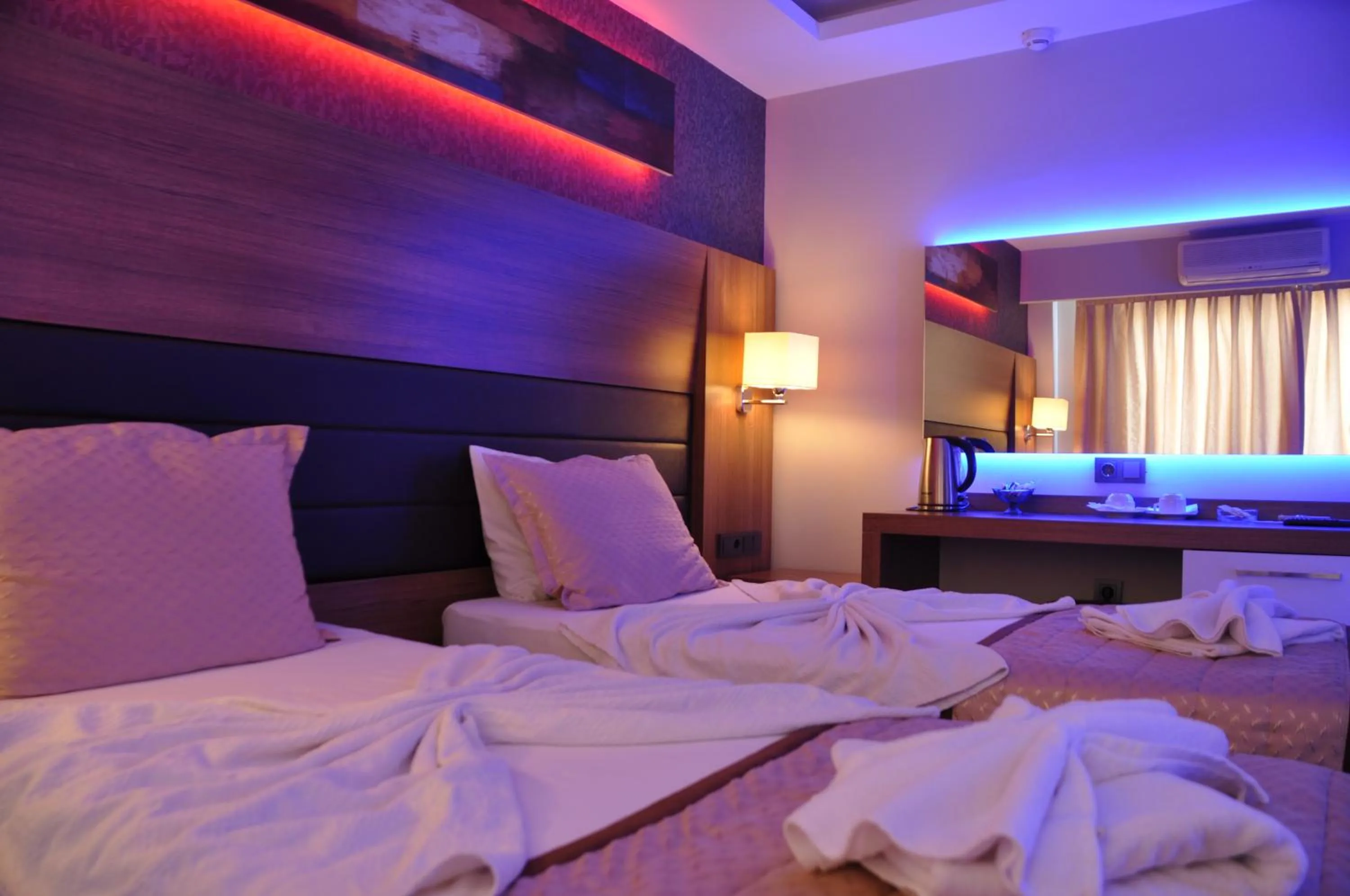 Photo of the whole room, Bed in İzmir Otel Kabaçam