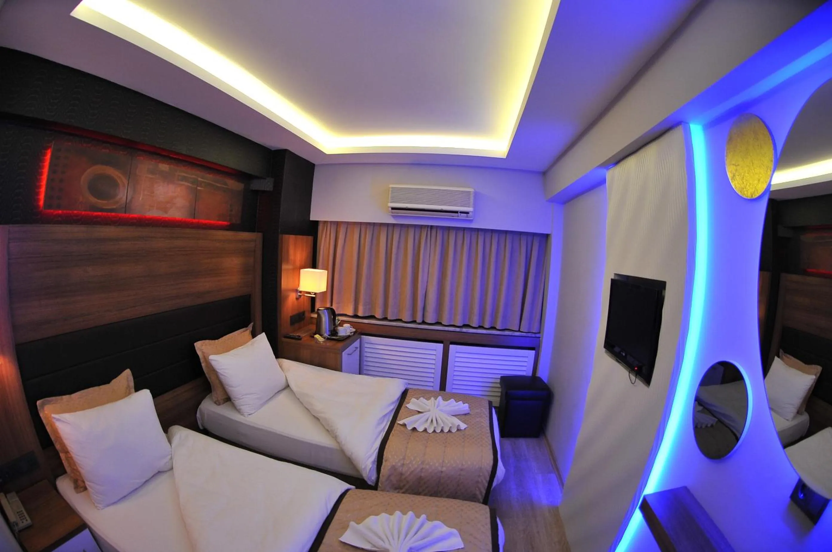 Photo of the whole room, Bed in İzmir Otel Kabaçam