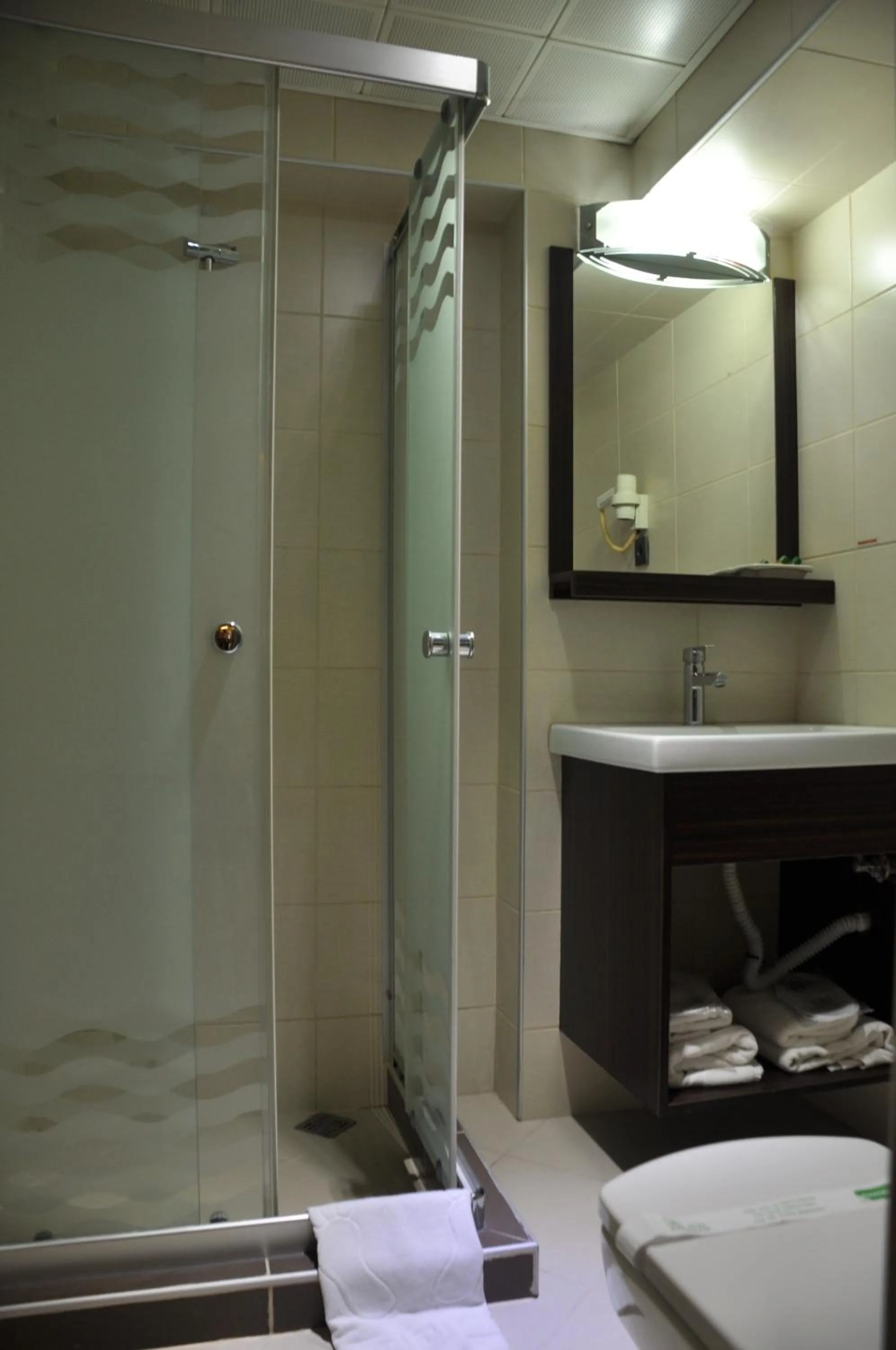 Bathroom, Bed in İzmir Otel Kabaçam