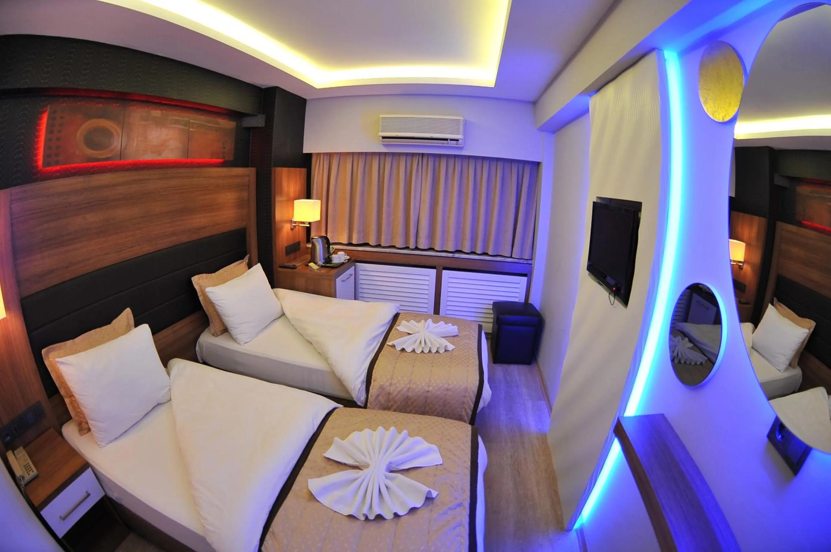 Photo of the whole room, Bed in İzmir Otel Kabaçam