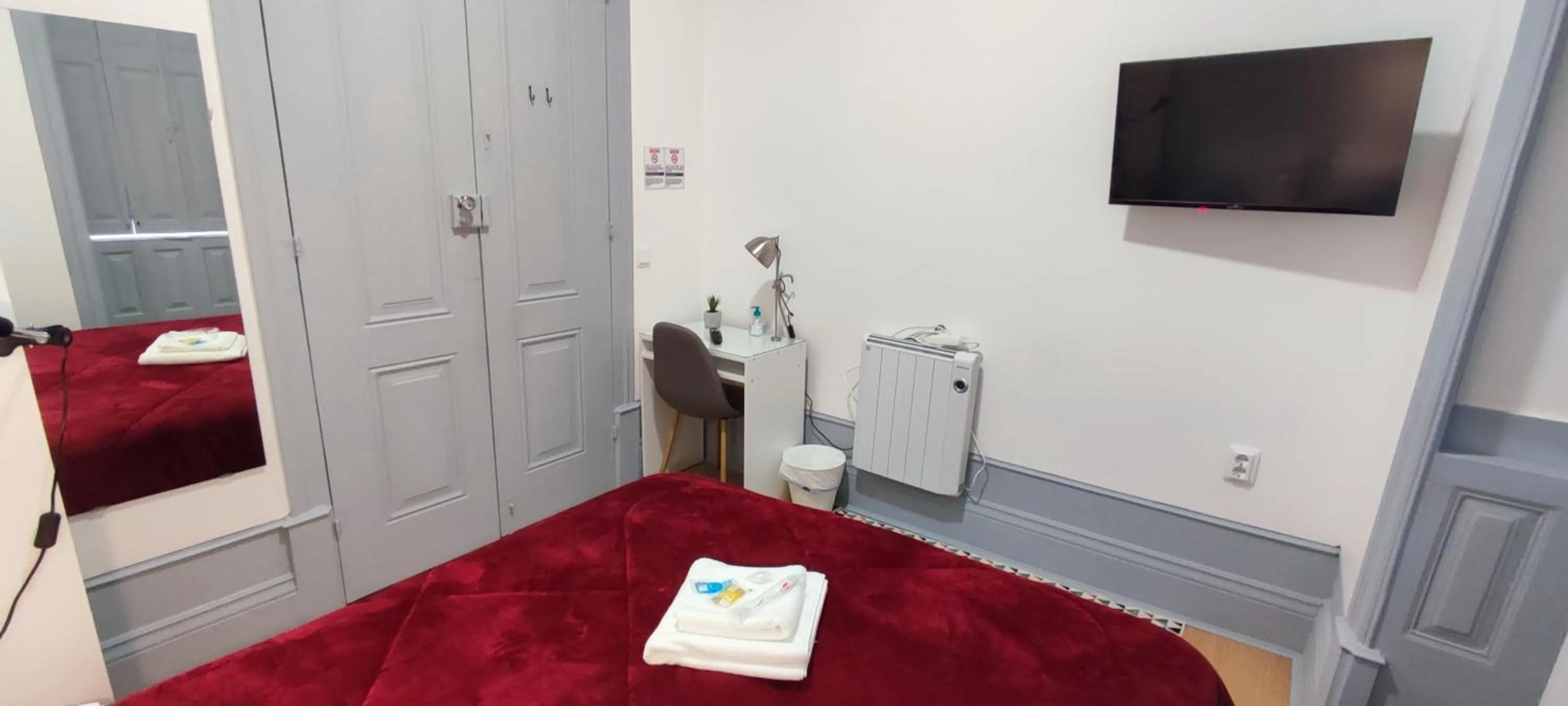 Bedroom, Bed in Vila Santa Cruz Guest House