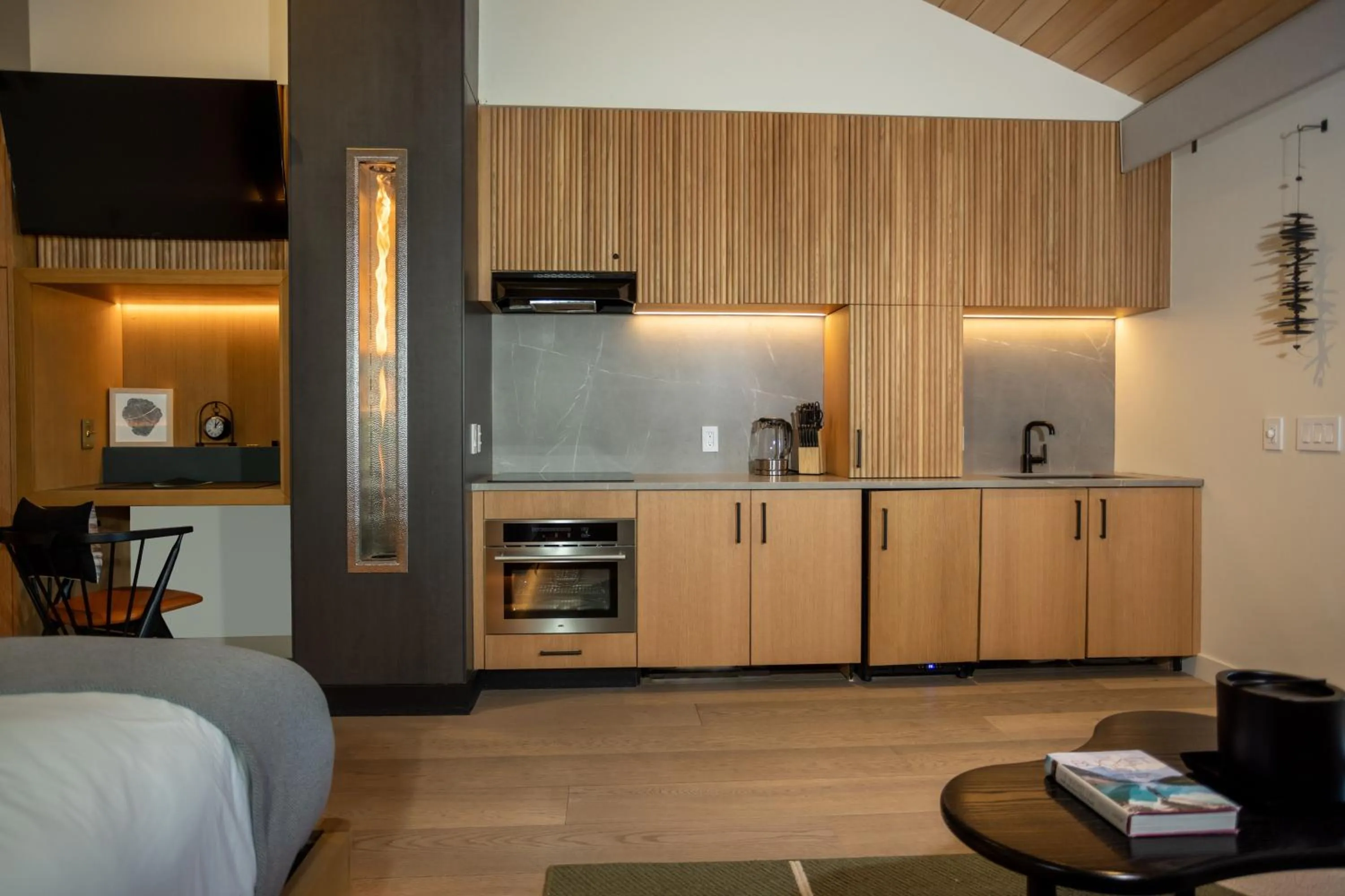 TV and multimedia in Desolation Hotel