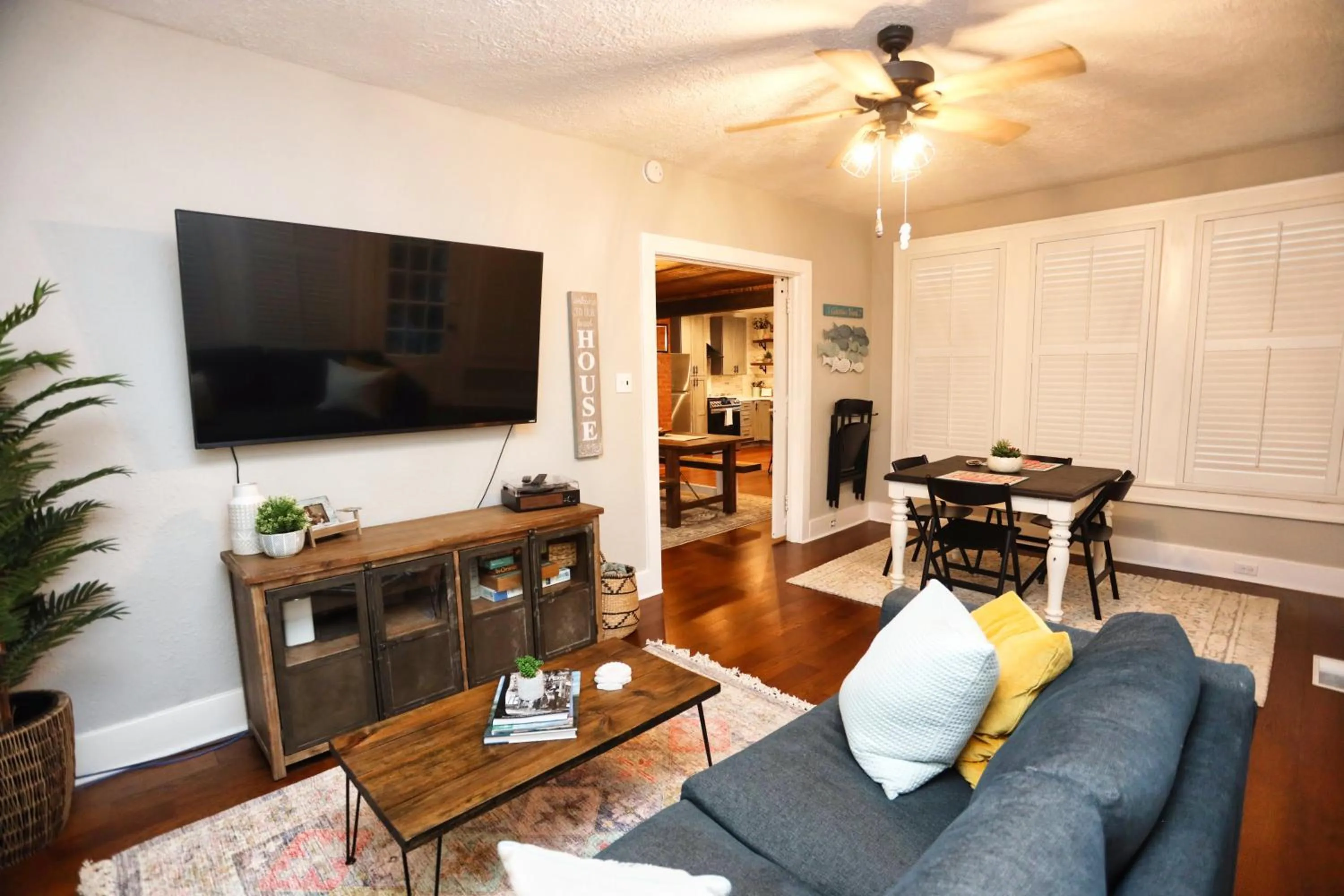 TV and multimedia in Historic Home Family Friendly Close to Seawall