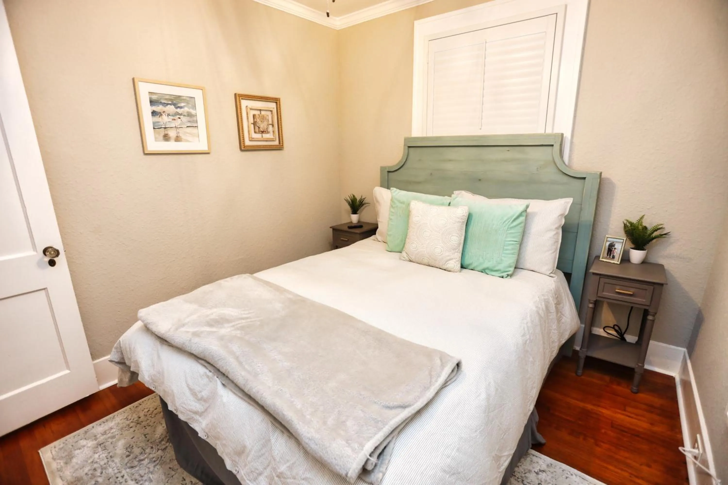 Bed in Historic Home Family Friendly Close to Seawall