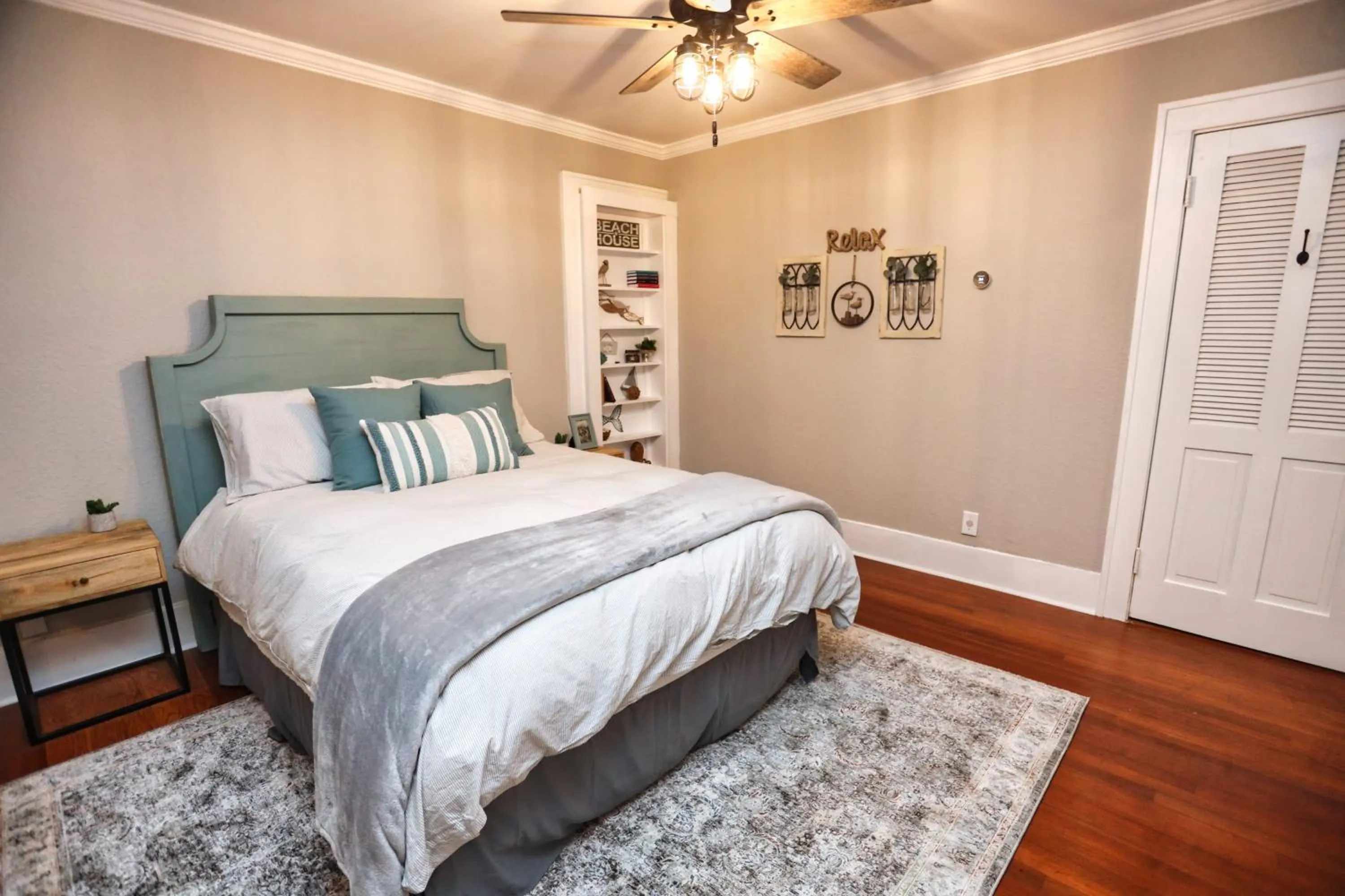 Bed in Historic Home Family Friendly Close to Seawall