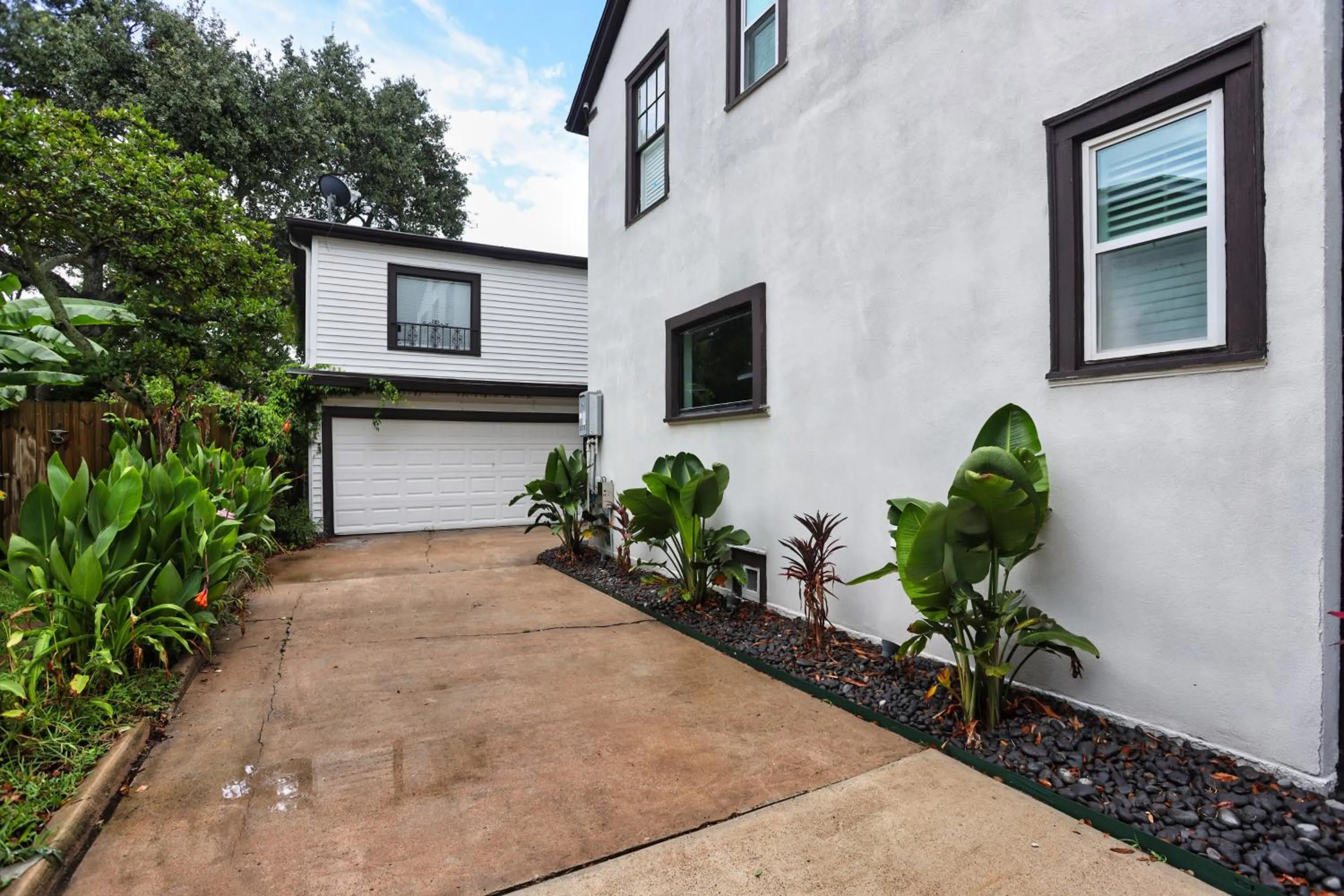 Property building in Historic Home Family Friendly Close to Seawall