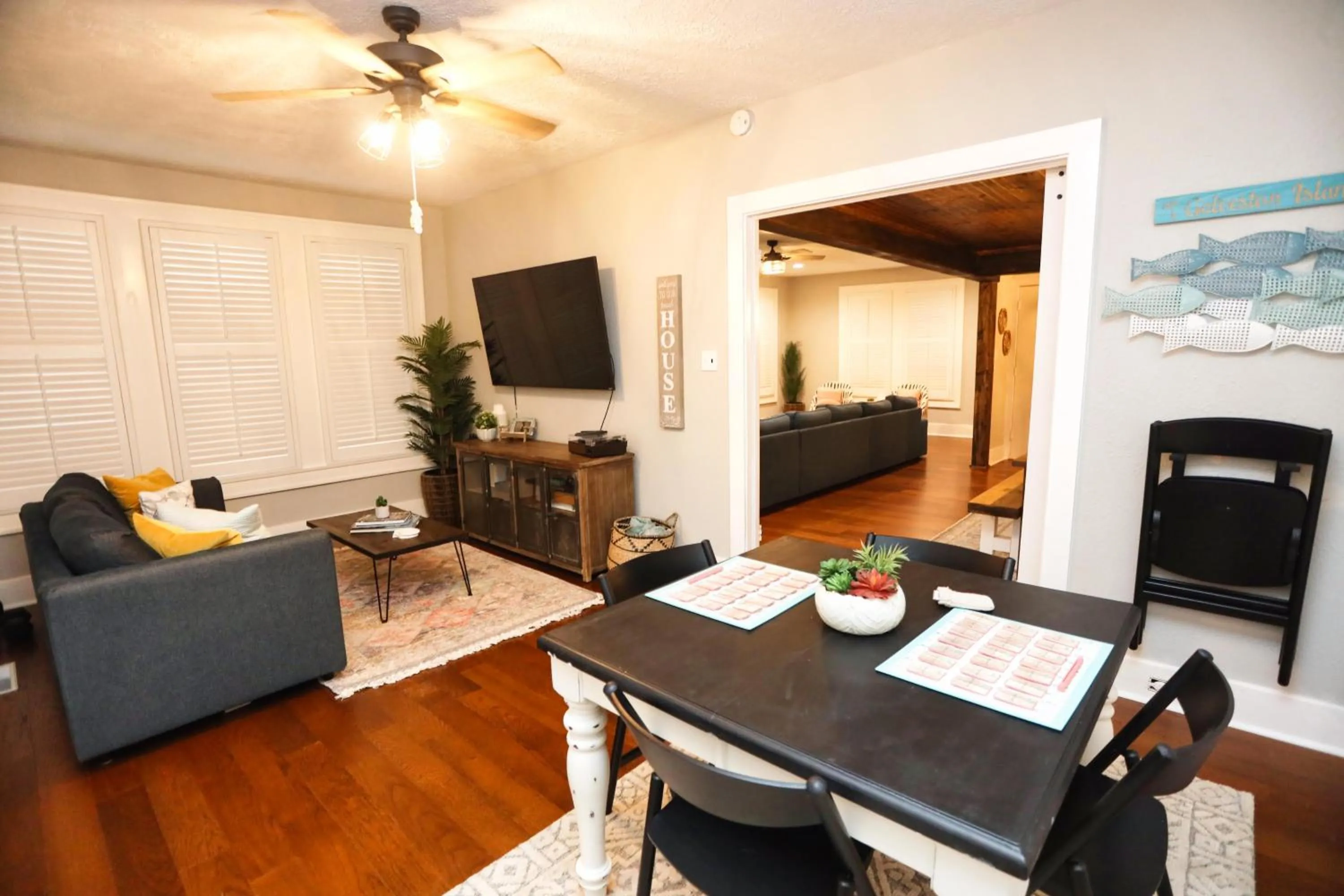 TV and multimedia in Historic Home Family Friendly Close to Seawall