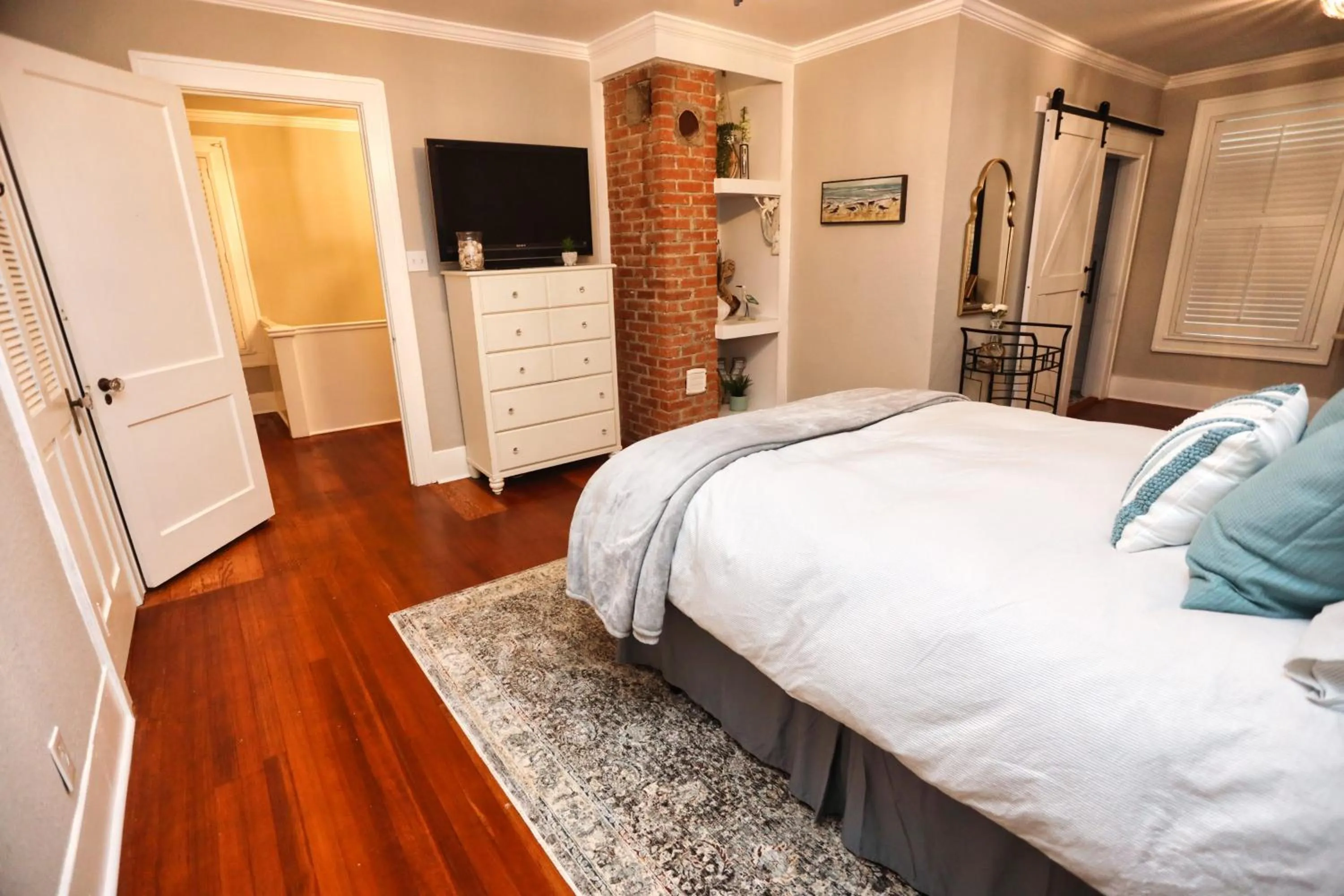 Bed in Historic Home Family Friendly Close to Seawall