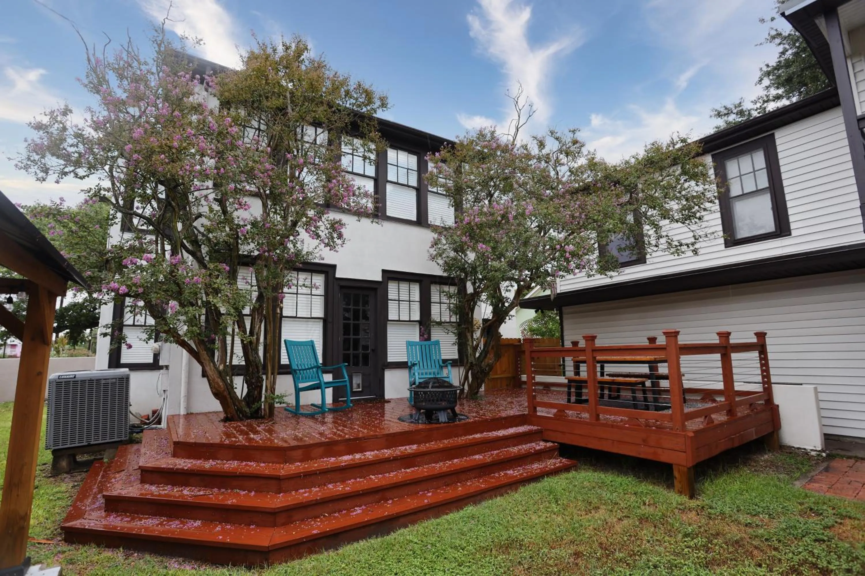 Property building in Historic Home Family Friendly Close to Seawall