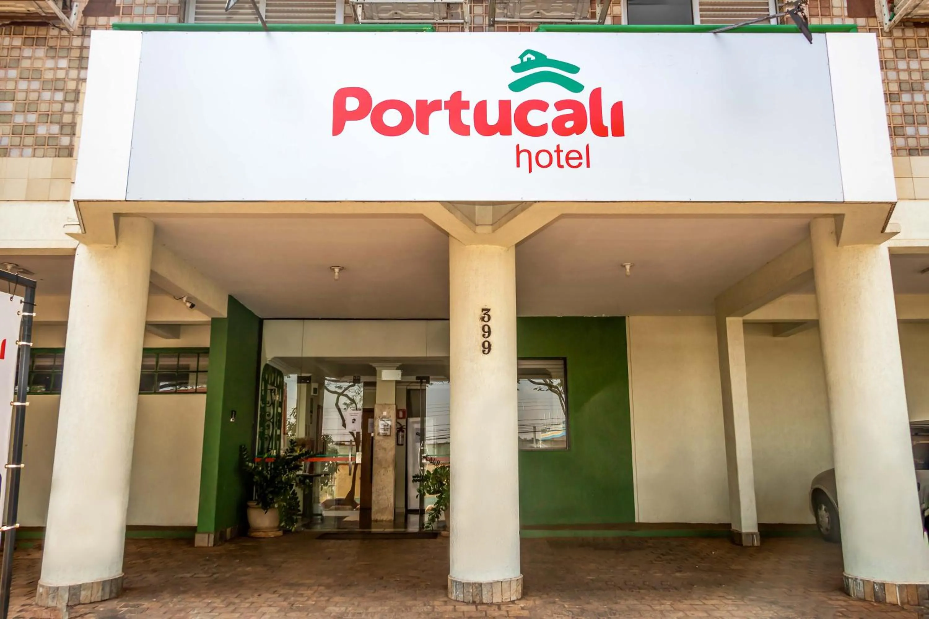 Facade/entrance in Hotel Portucali
