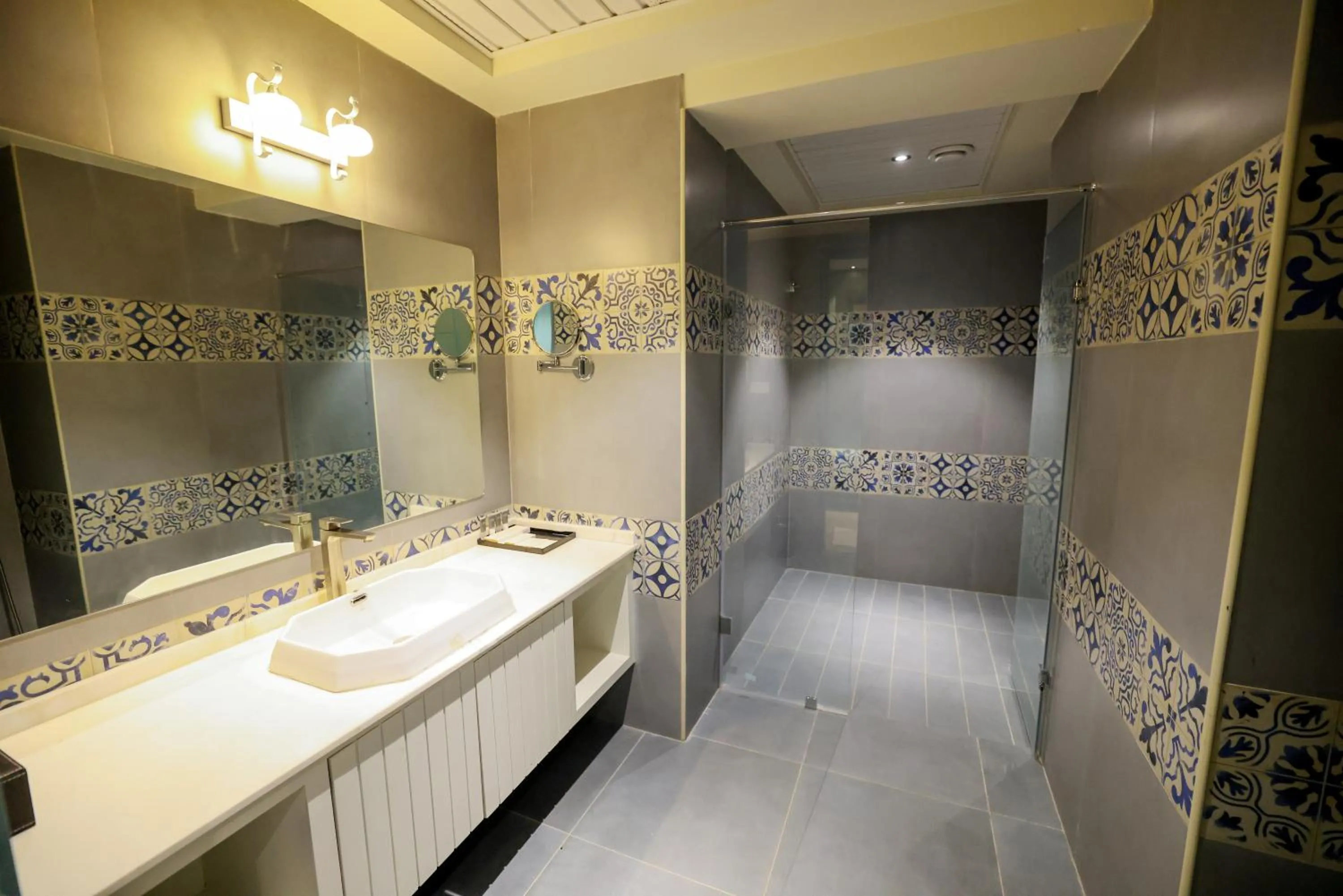 Toilet in AJ Grand Hotel