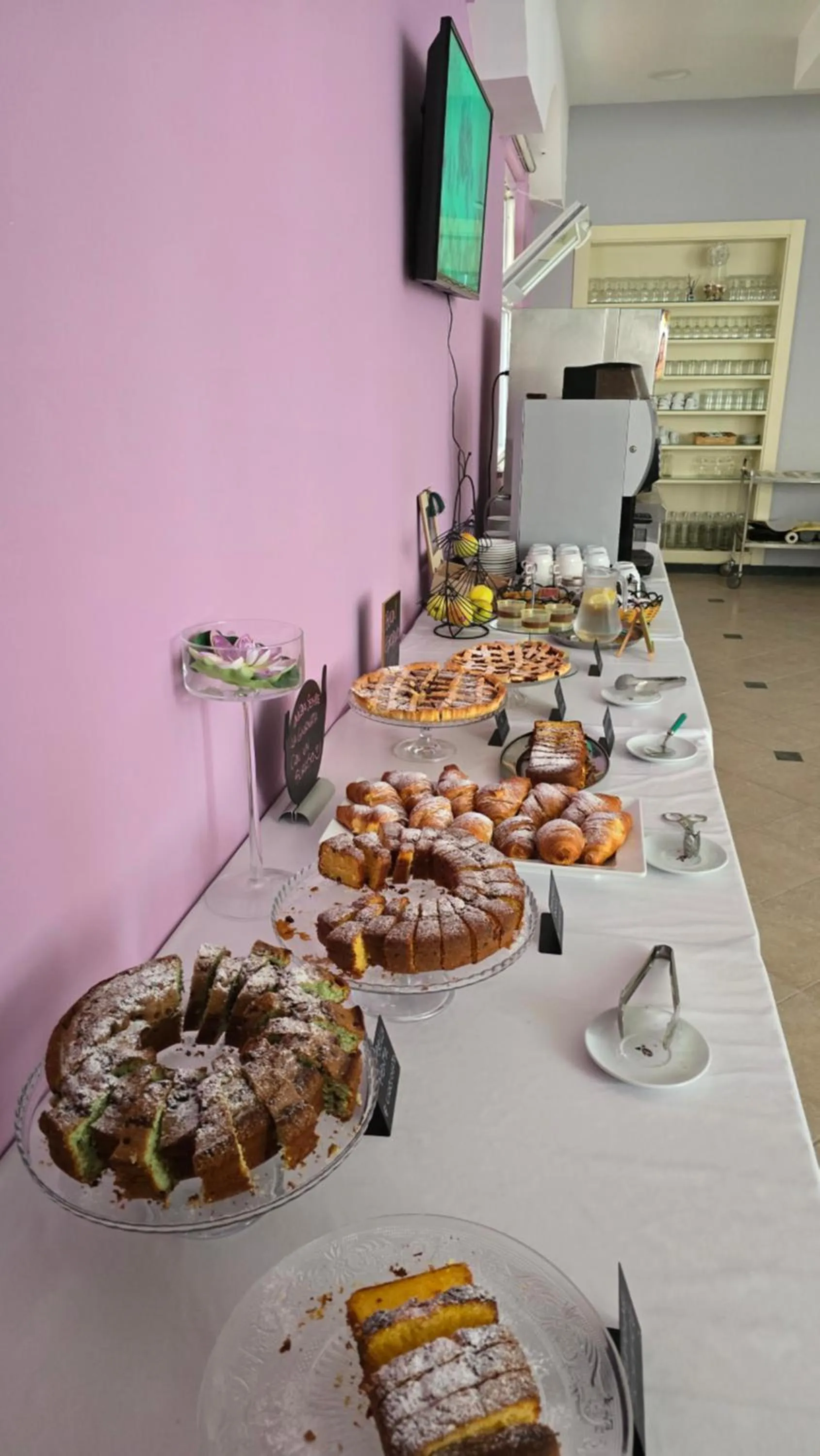 Restaurant/places to eat in Abc Hotel