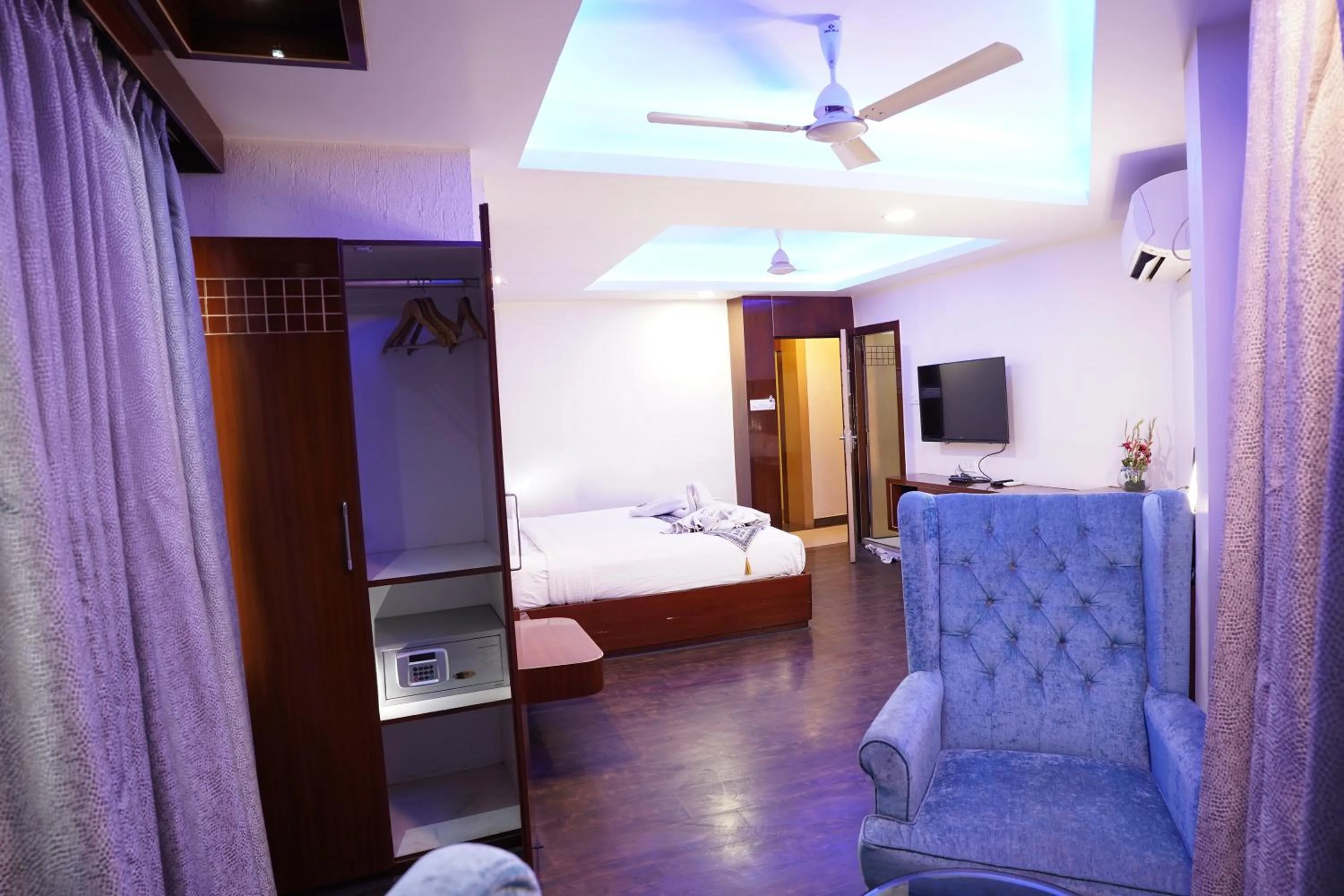 TV and multimedia, Bed in Hotel Emirates