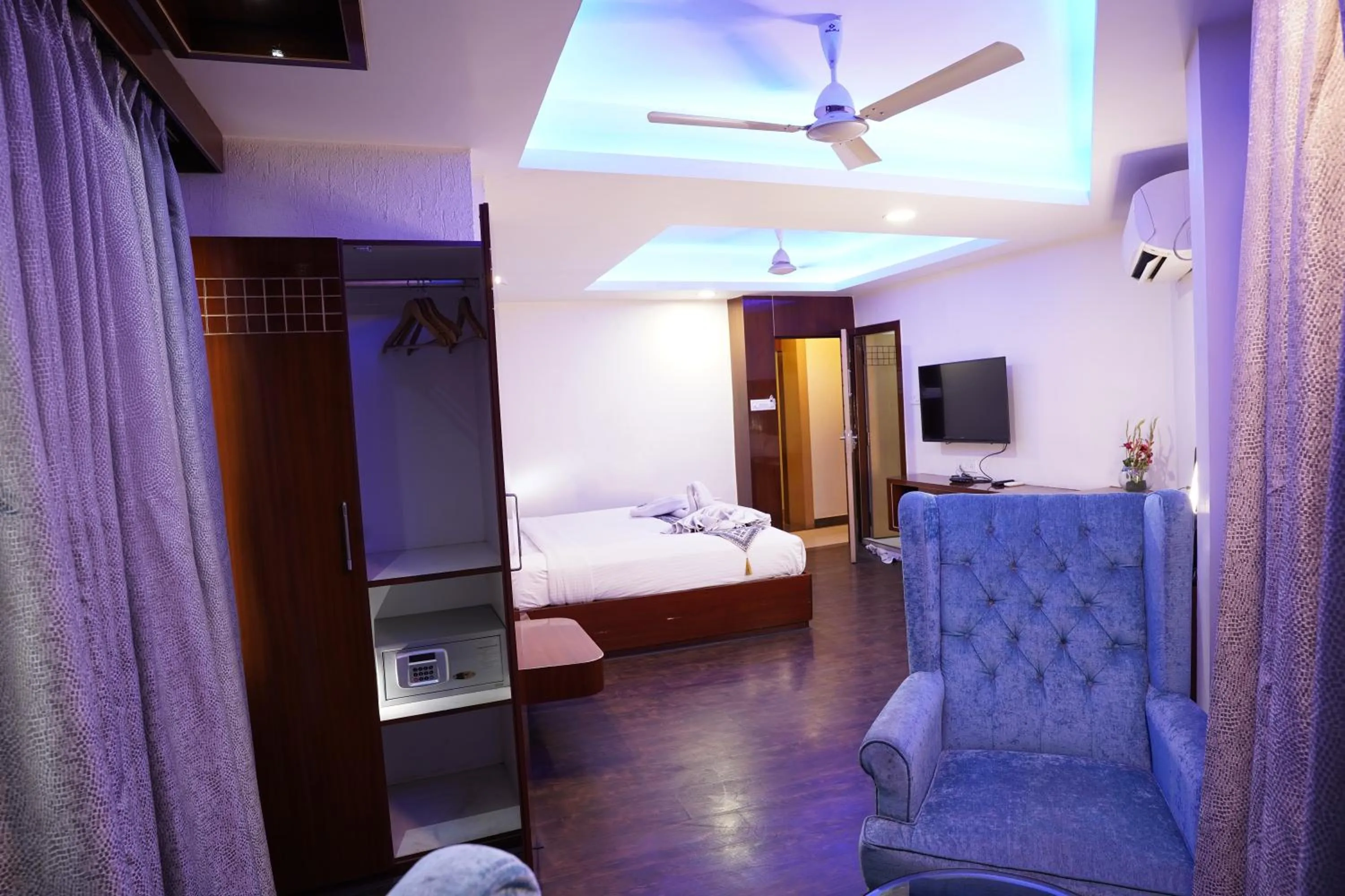 fireplace, Bed in Hotel Emirates