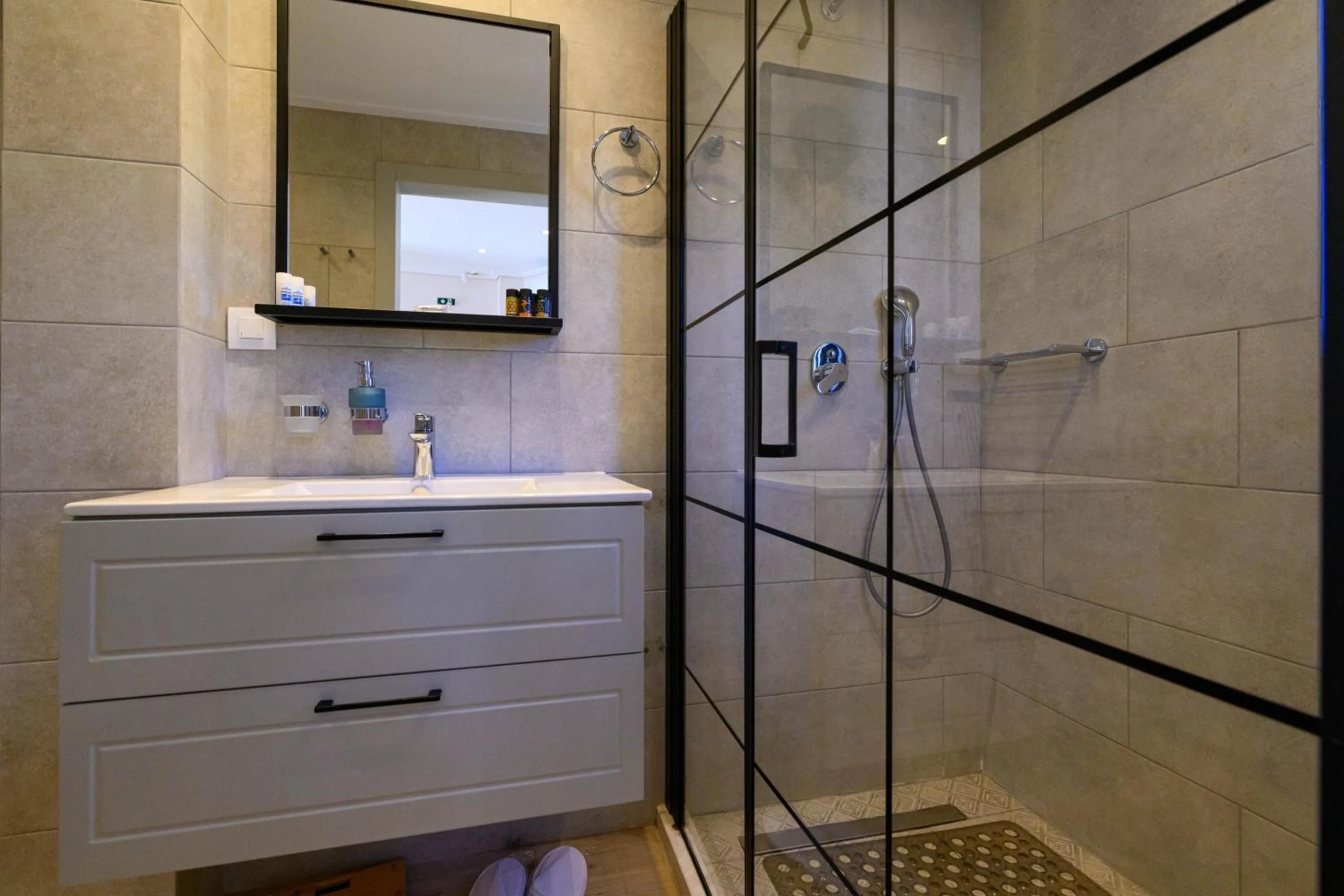 Kannas Mani Luxury Suites -Adults Friendly 14 Plus