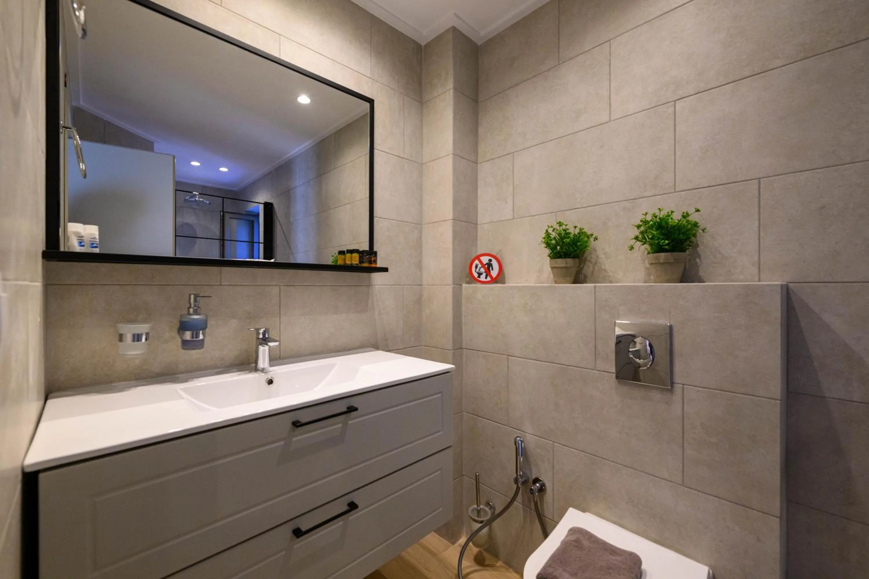 Kannas Mani Luxury Suites -Adults Friendly 14 Plus