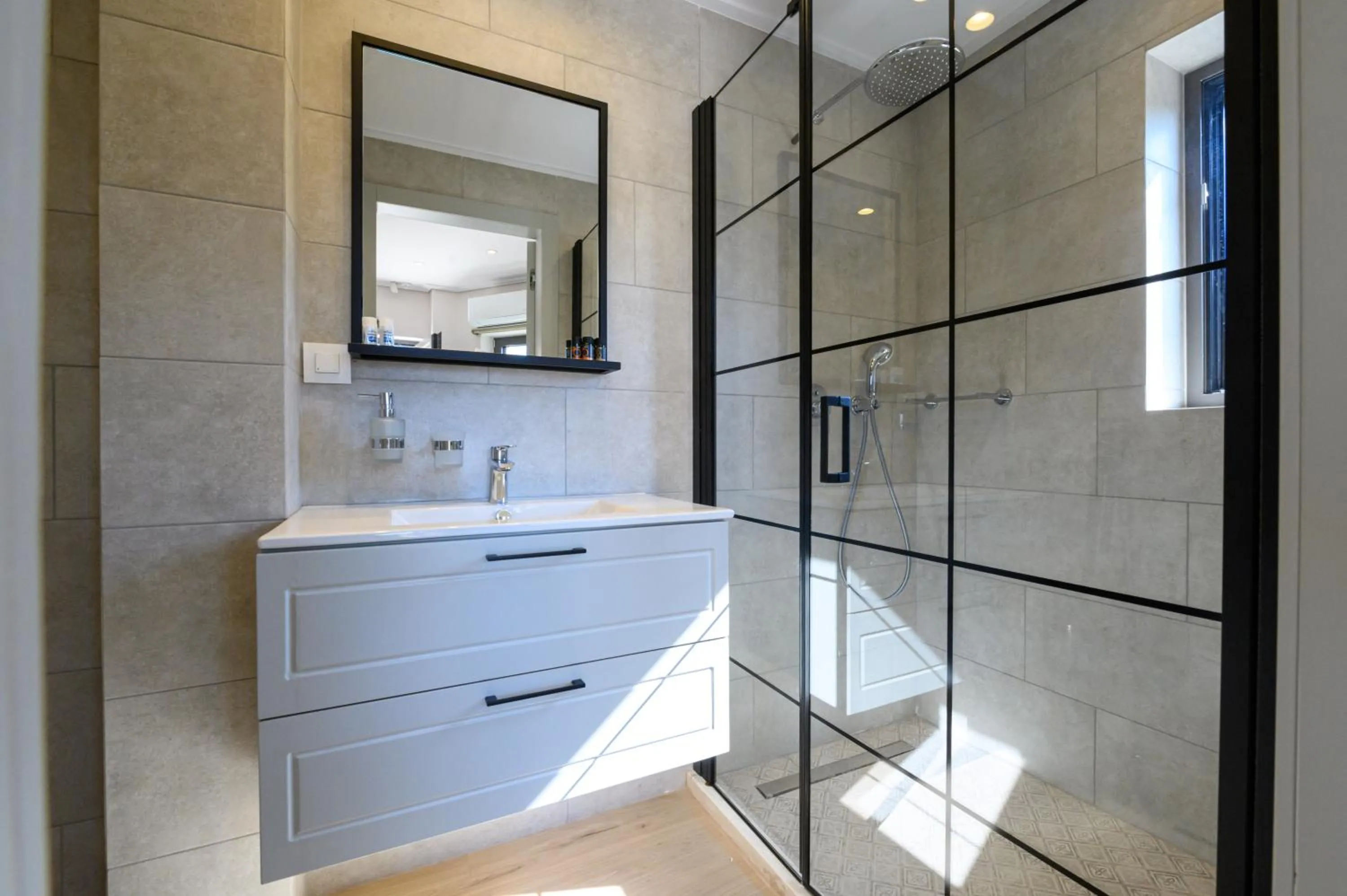 Kannas Mani Luxury Suites -Adults Friendly 14 Plus