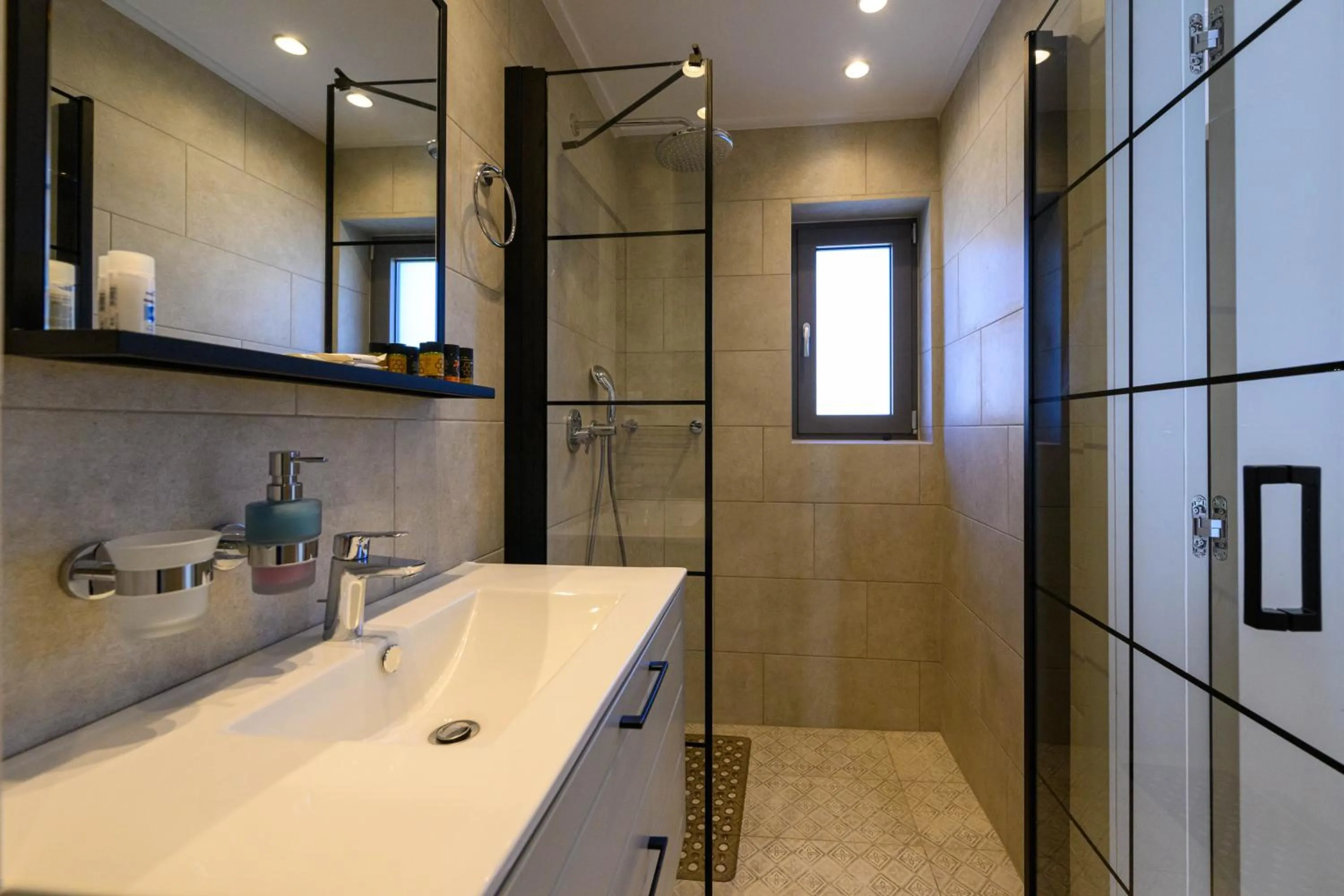 Kannas Mani Luxury Suites -Adults Friendly 14 Plus