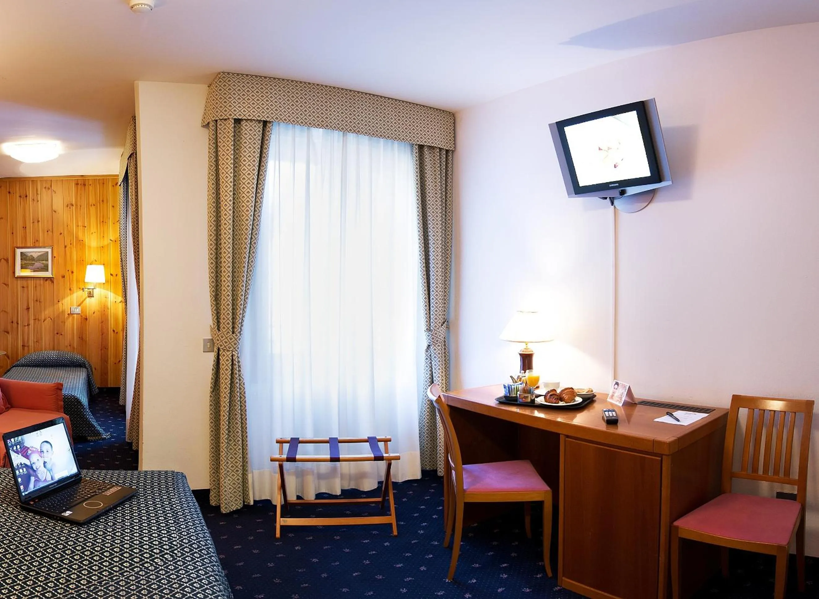 Photo of the whole room in Hotel Sassella