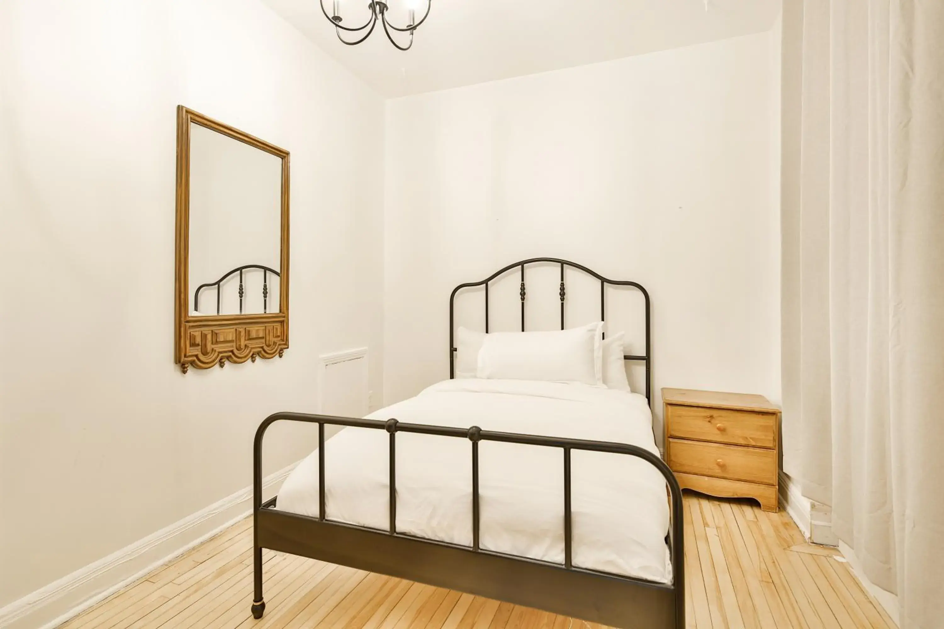Bed in La Maison Du Mile-End Bed in La Maison Du Mile-End