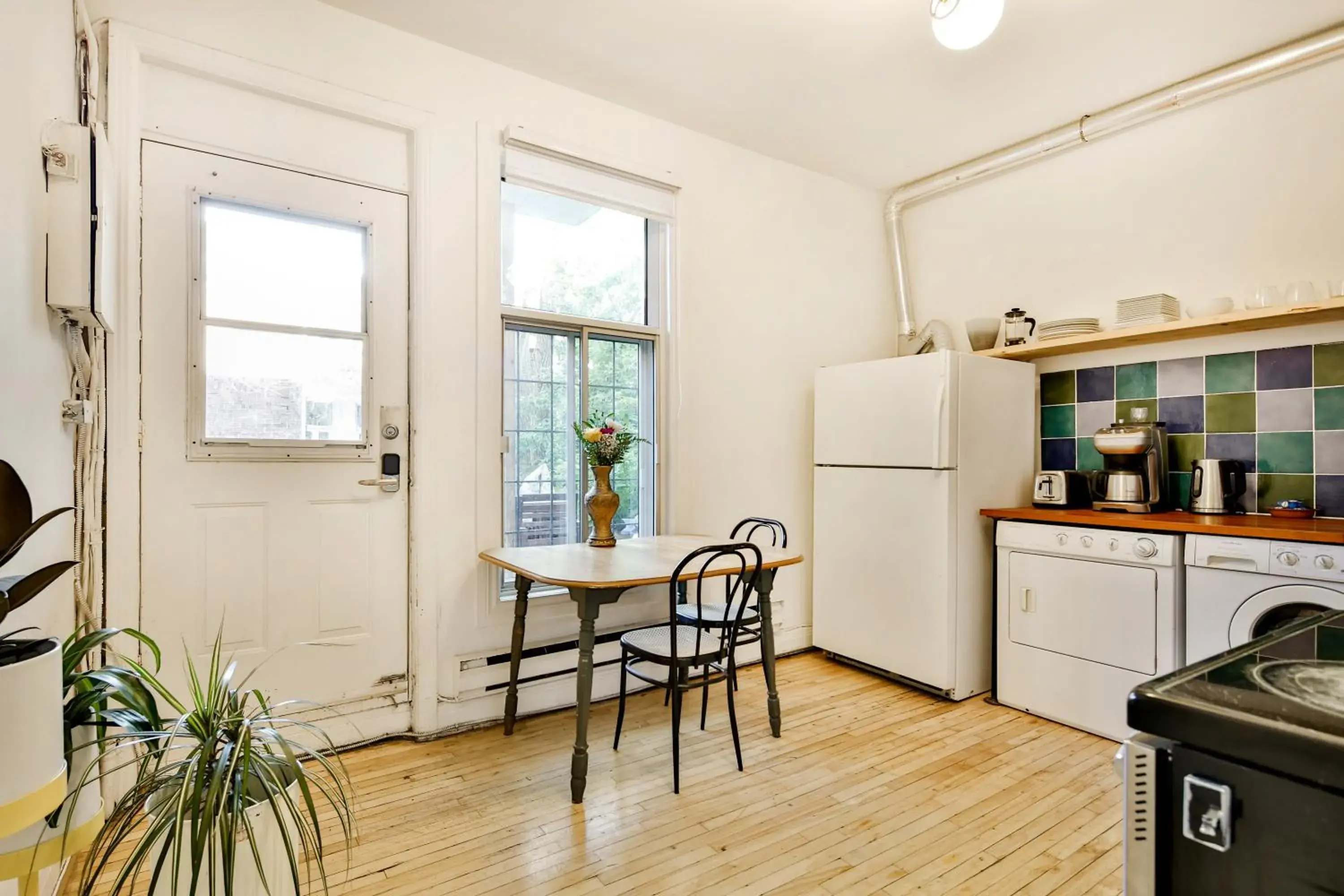 Communal kitchen in La Maison Du Mile-End Communal kitchen in La Maison Du Mile-End