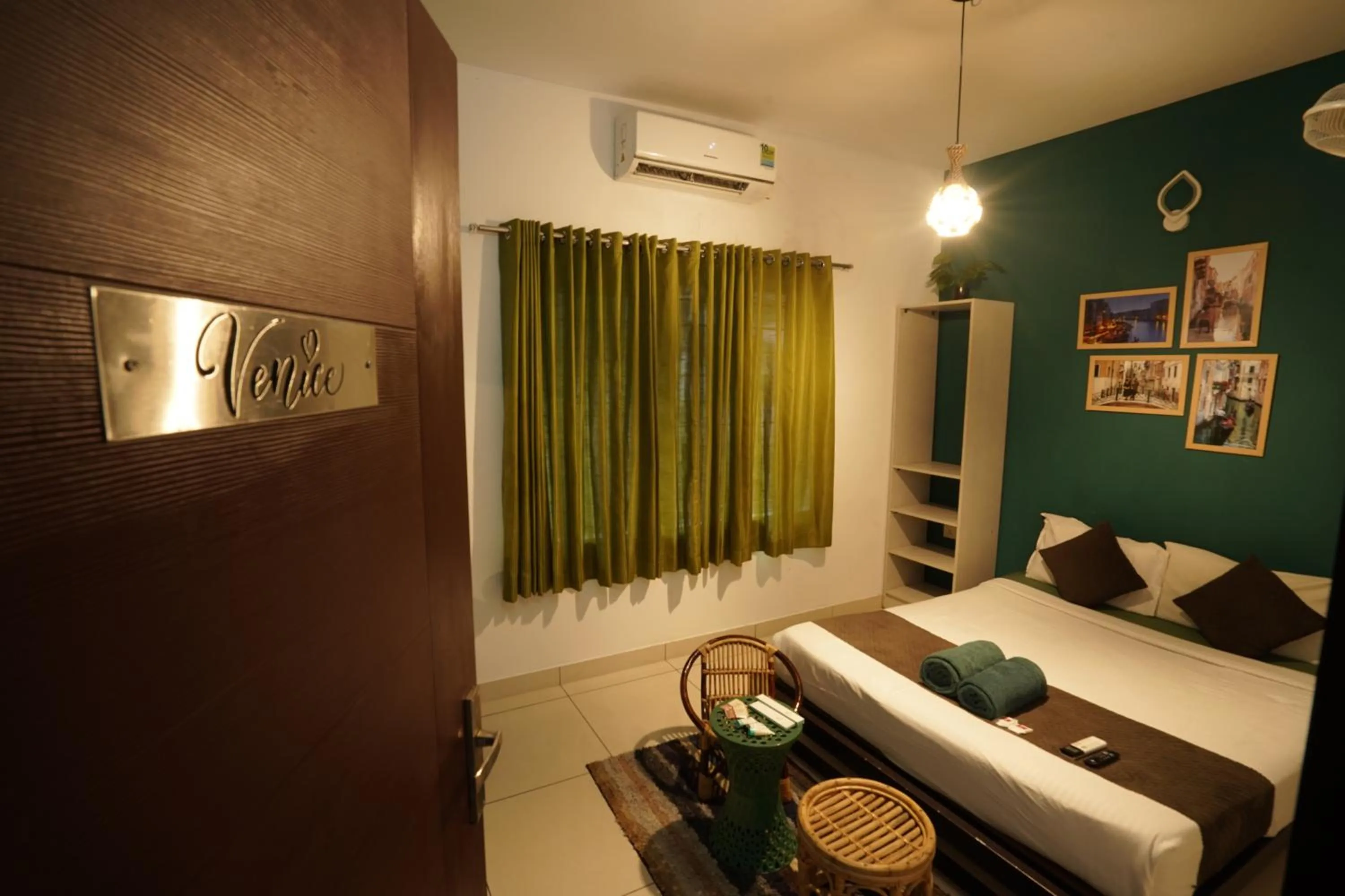 Bed in Atmos Inn Calicut Near Aster Mims Hospital