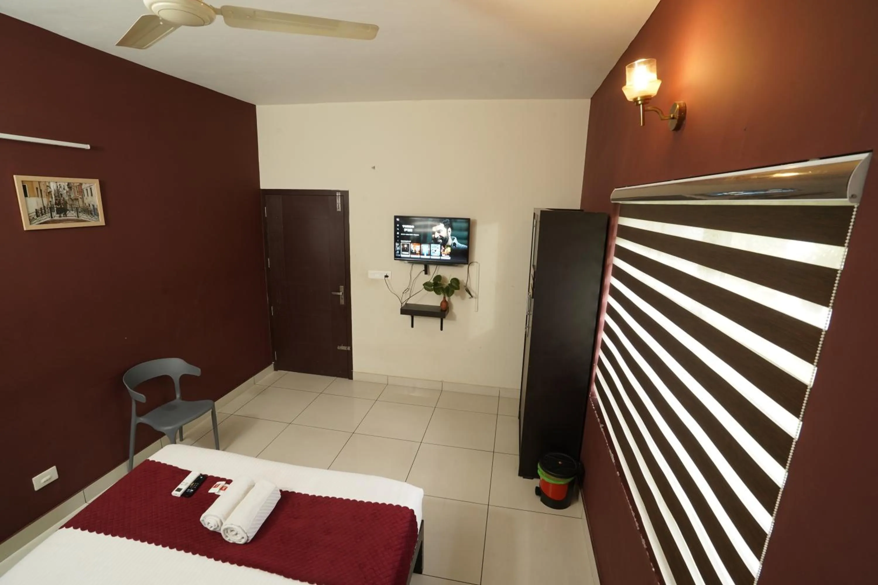 Bed in Atmos Inn Calicut Near Aster Mims Hospital