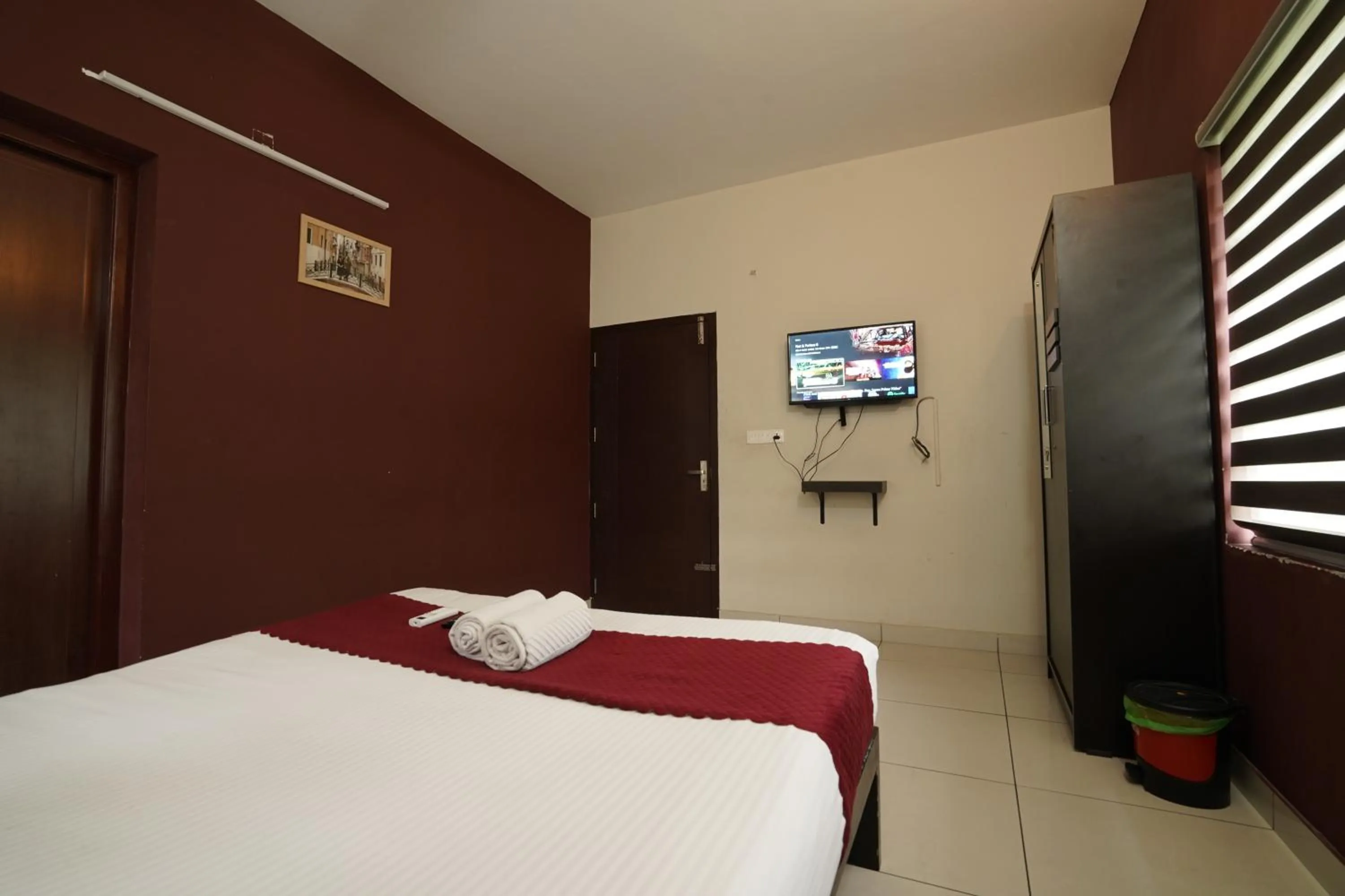 Communal lounge/ TV room, Bed in Atmos Inn Calicut Near Aster Mims Hospital
