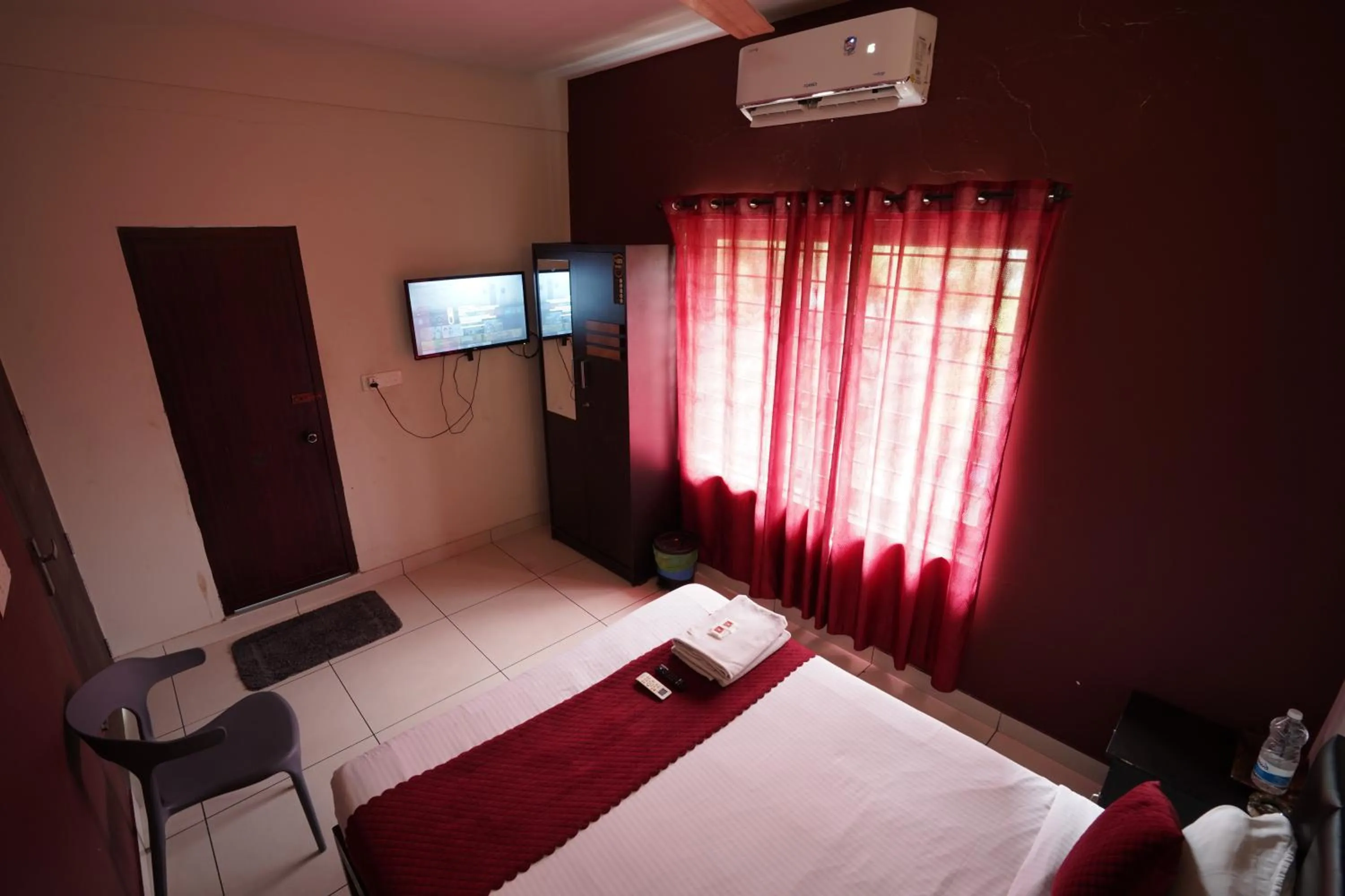 Communal lounge/ TV room, Bed in Atmos Inn Calicut Near Aster Mims Hospital