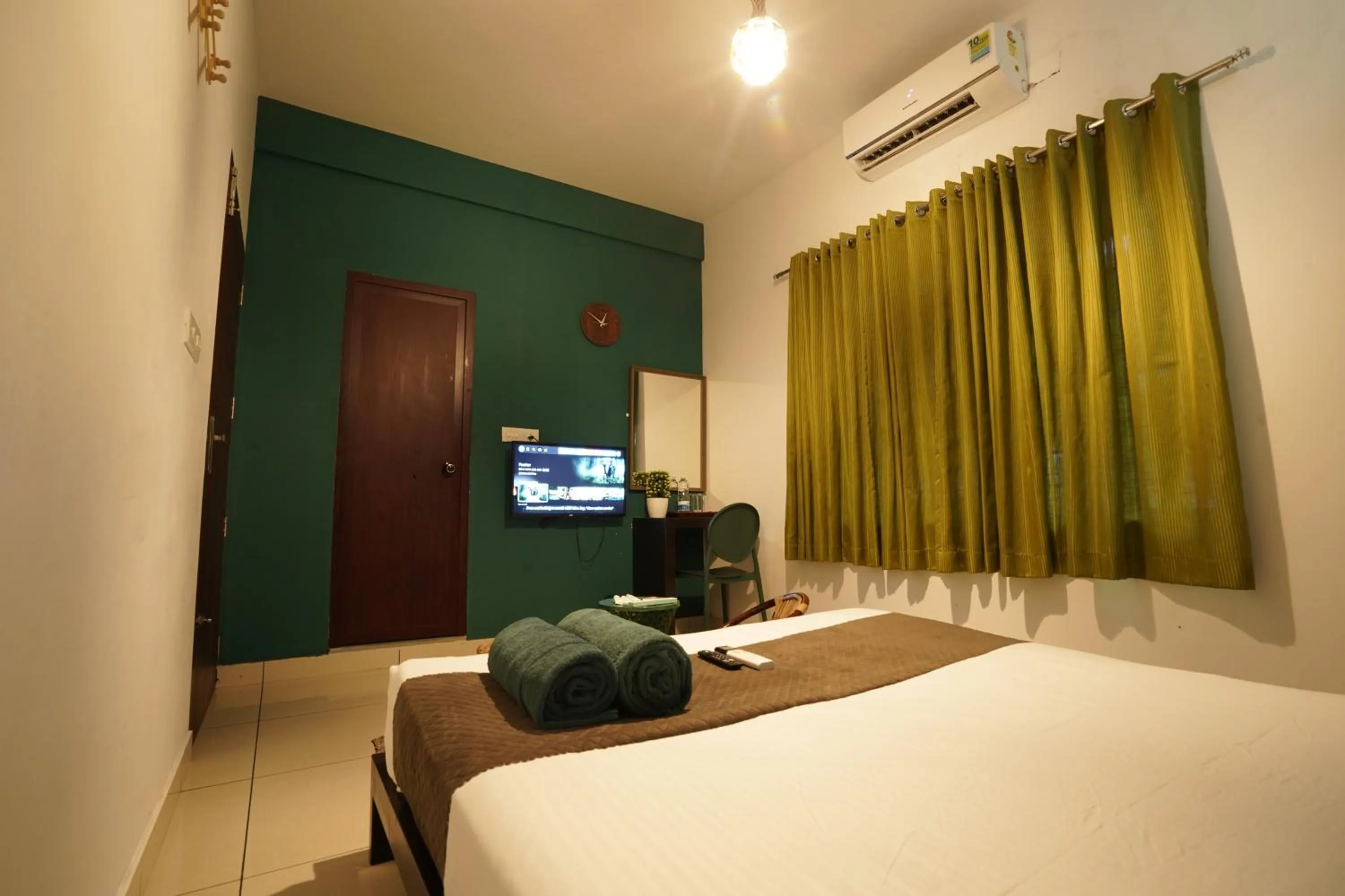 Bed in Atmos Inn Calicut Near Aster Mims Hospital