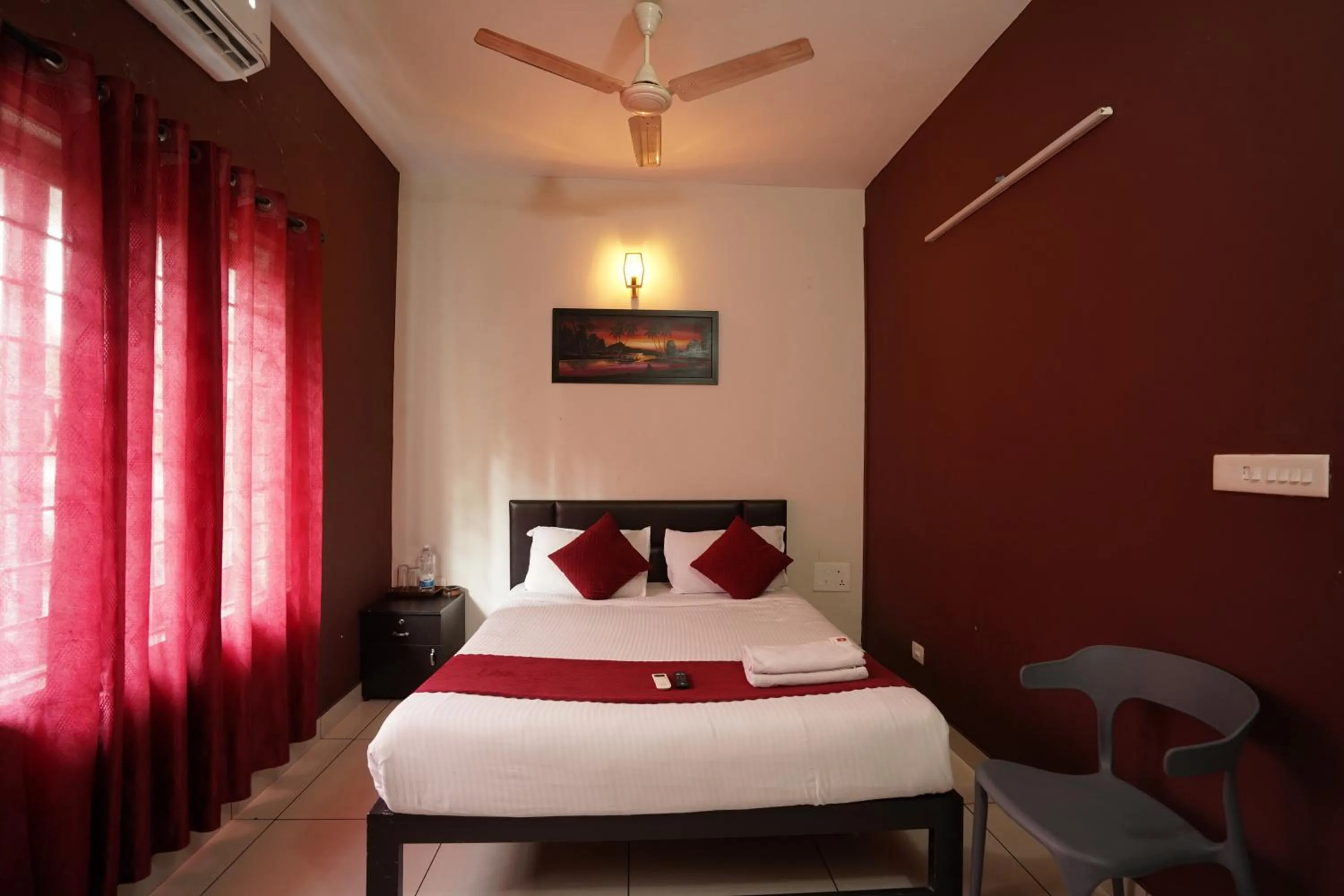Bed in Atmos Inn Calicut Near Aster Mims Hospital