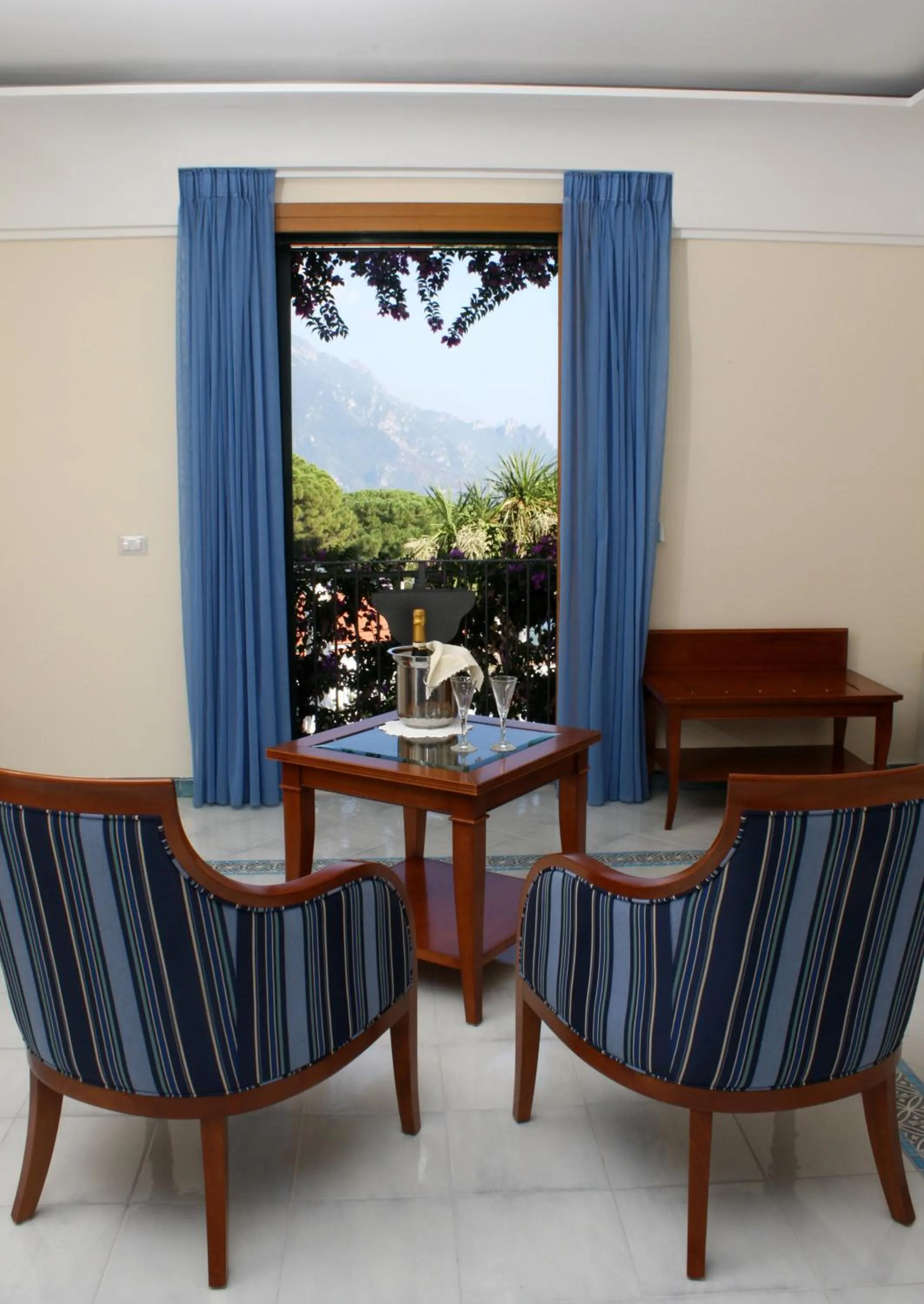 Seating area in Hotel Rufolo
