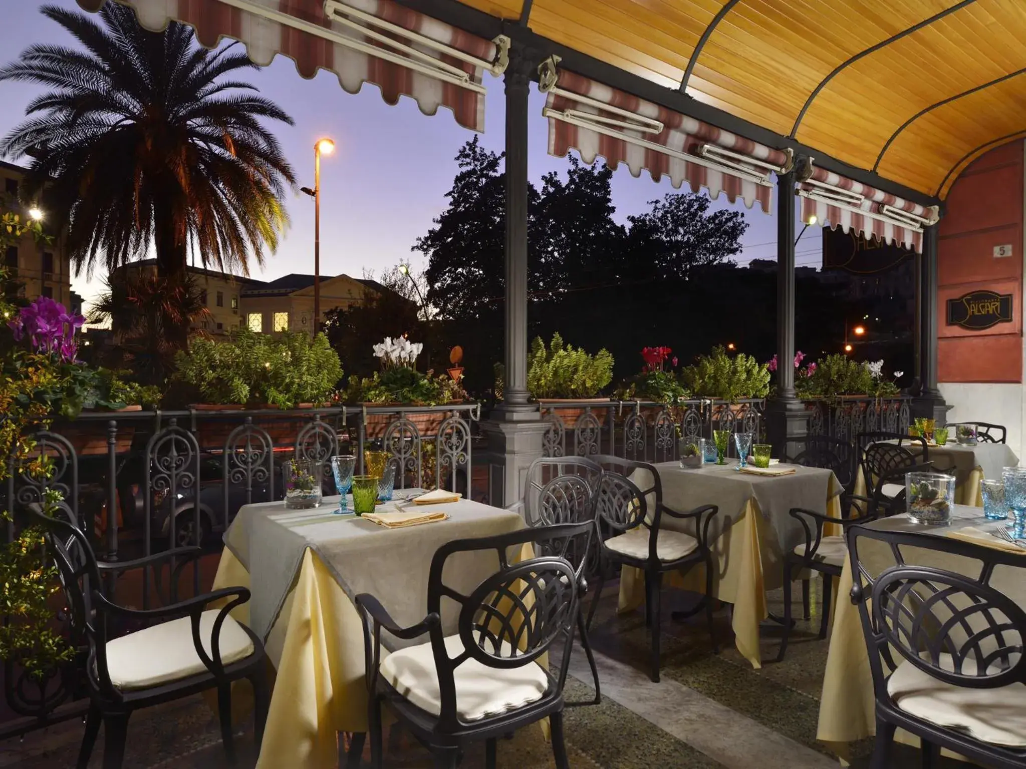 Restaurant/places to eat in Grand Hotel Savoia Restaurant/places to eat in Grand Hotel Savoia