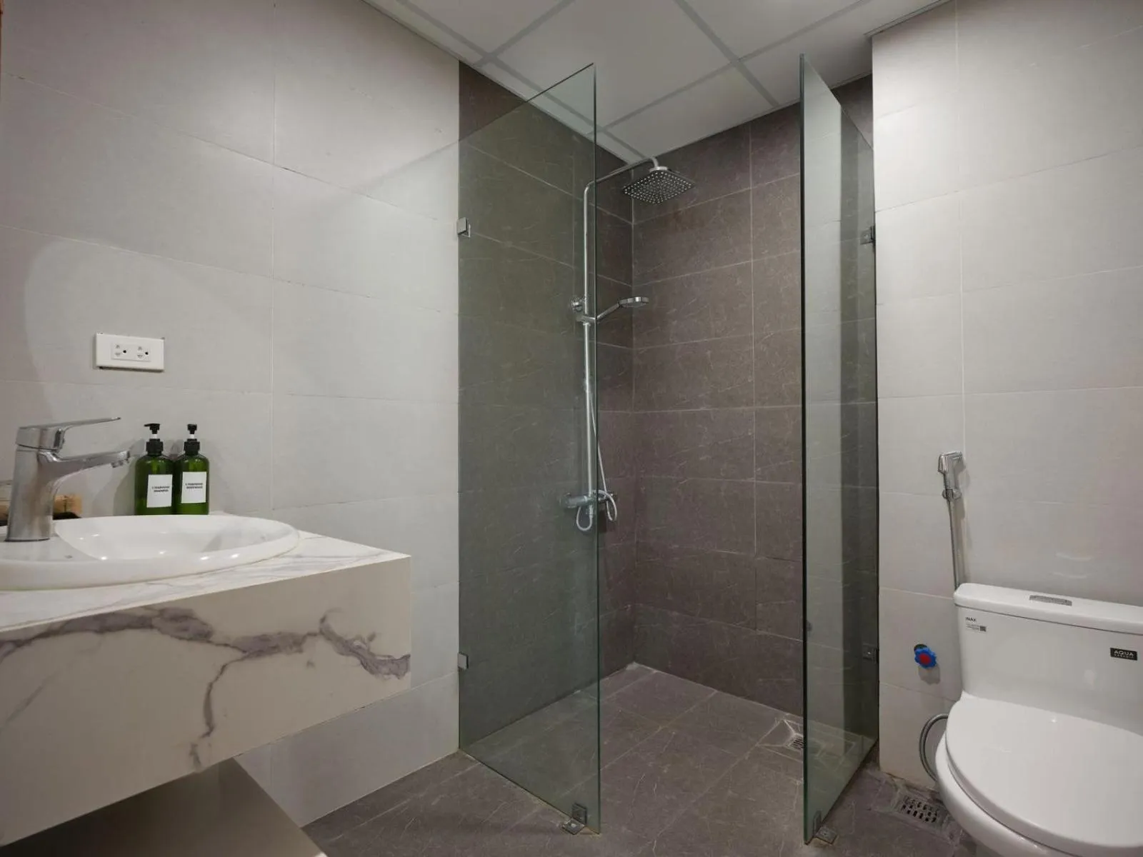 Shower in MoonLight Tay Ho