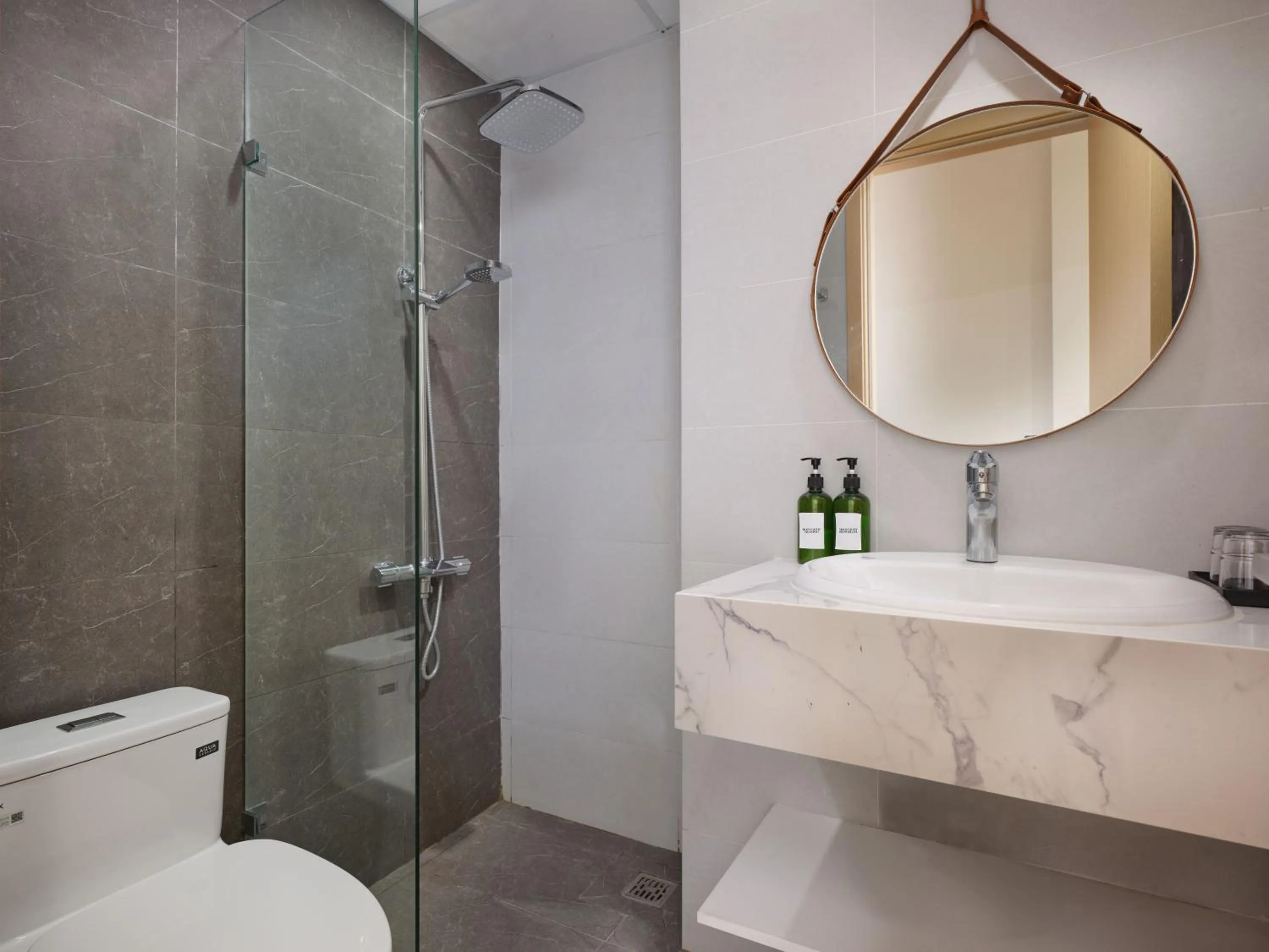 Toilet in MoonLight Tay Ho