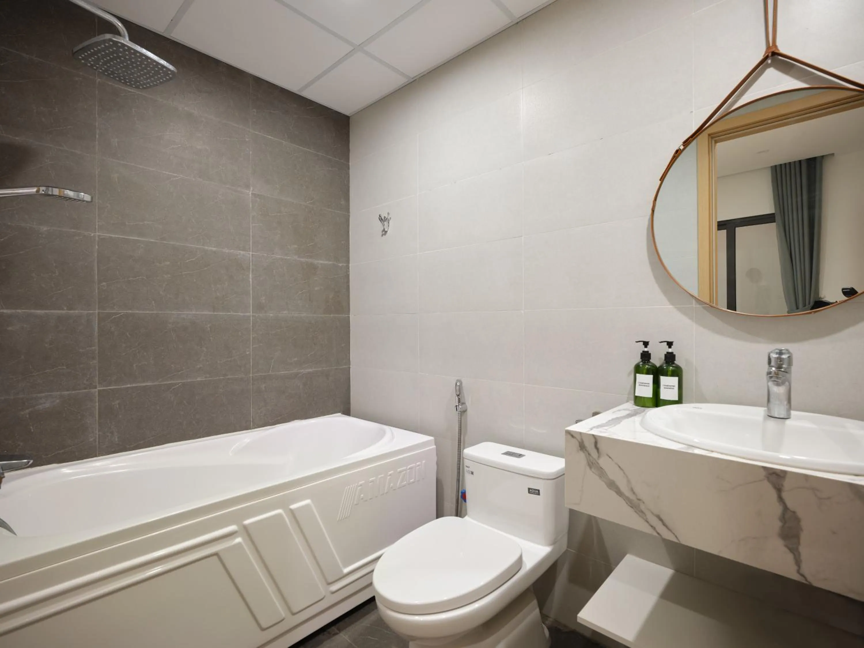 Shower in MoonLight Tay Ho