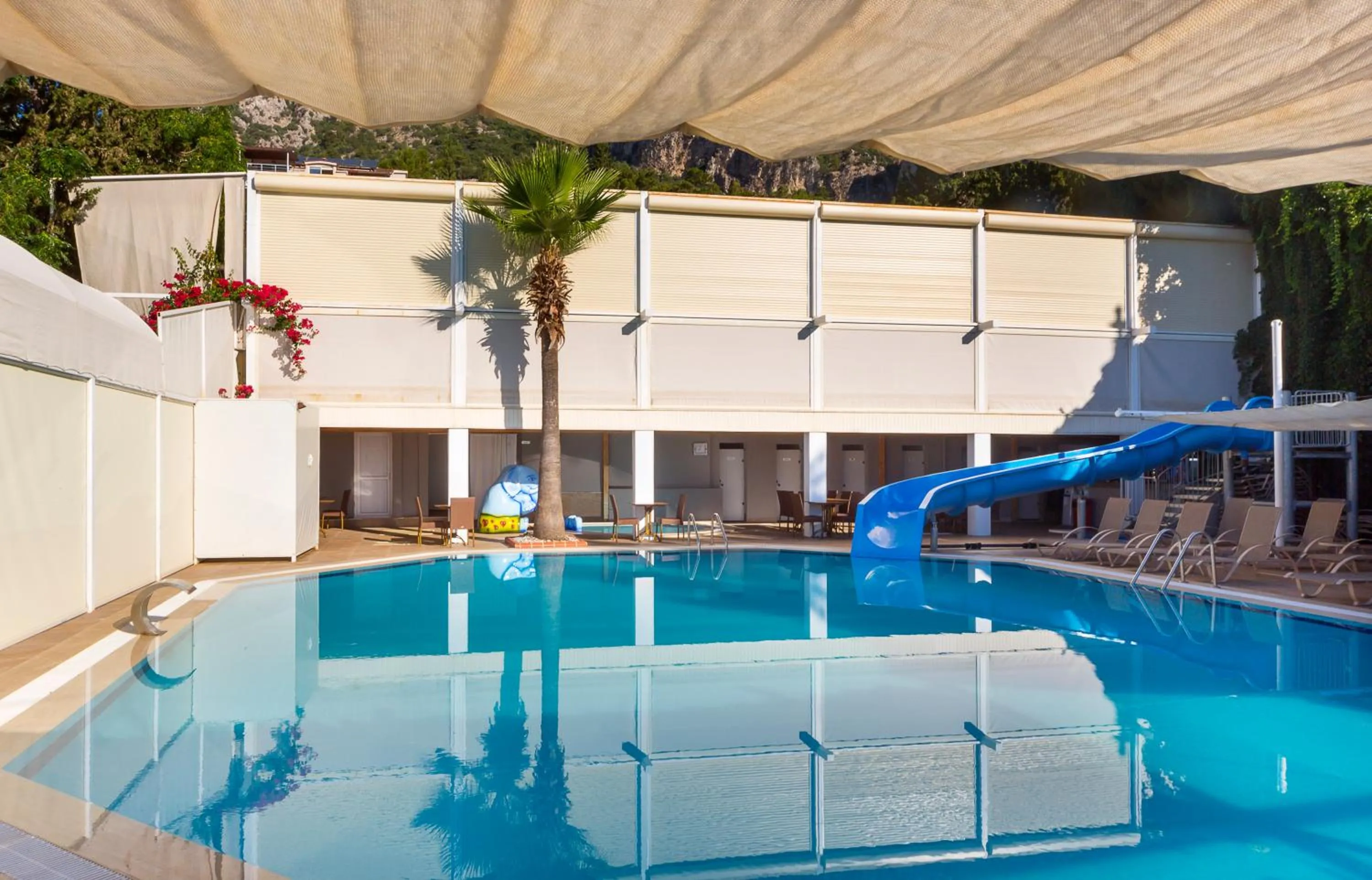 Swimming pool in Hotel Mavi Deniz