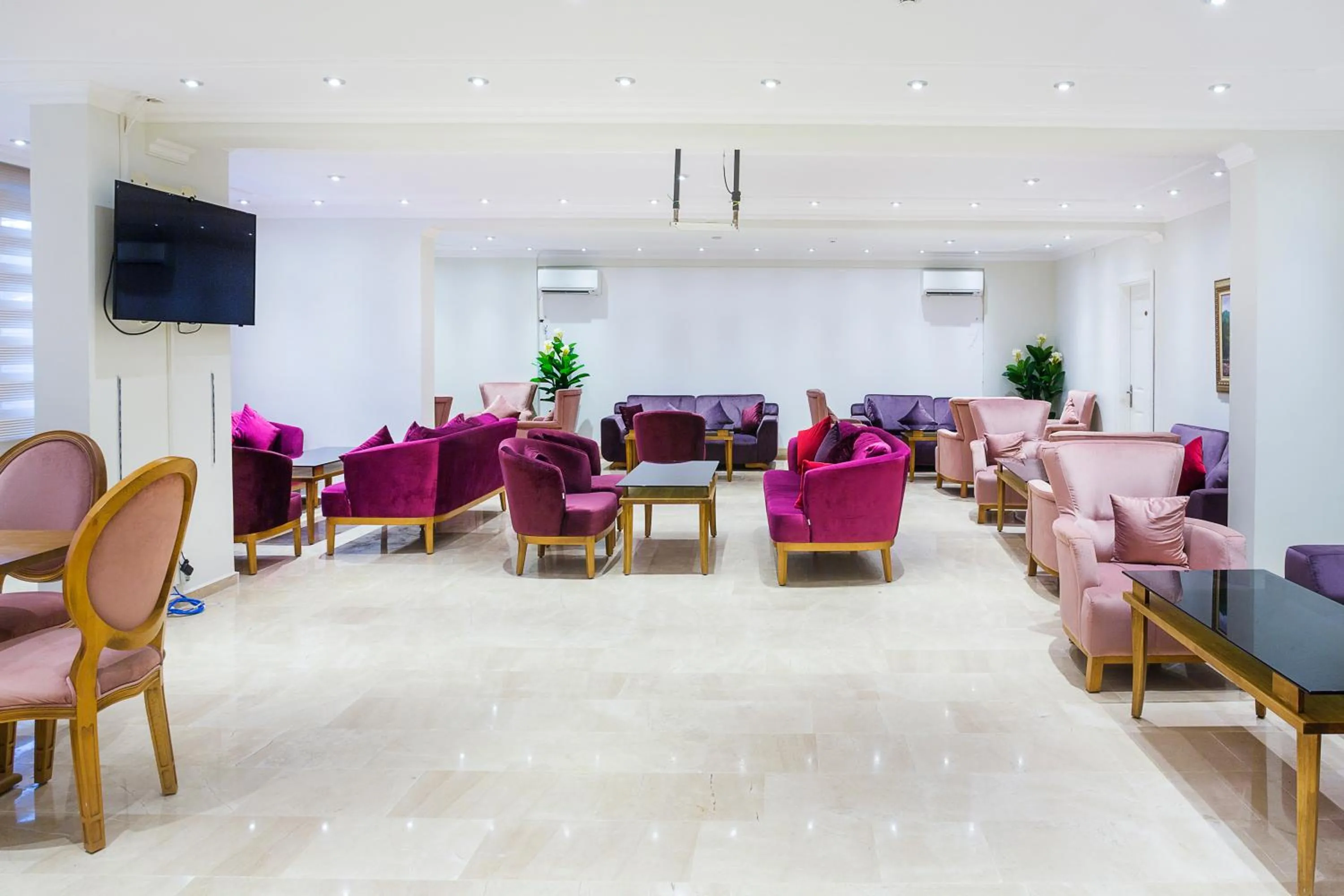 Communal lounge/ TV room in Hotel Mavi Deniz