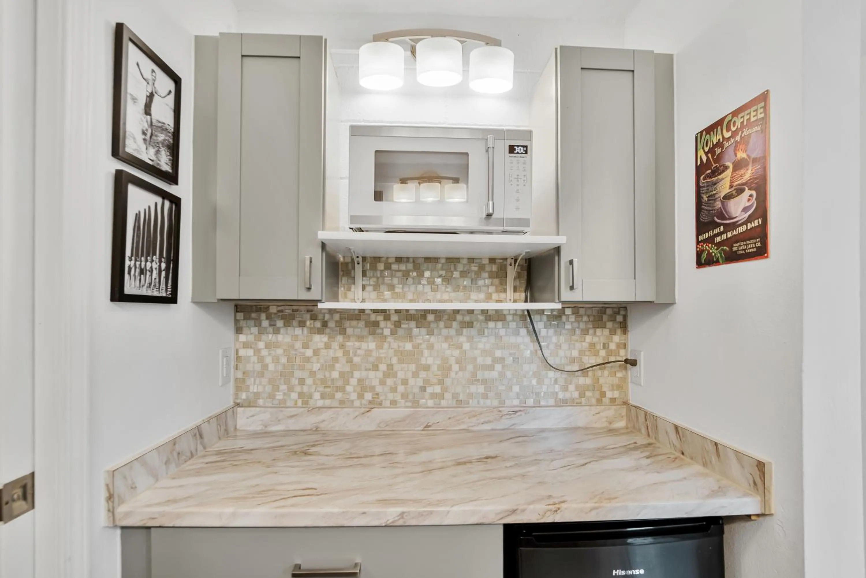 Kitchen or kitchenette in DOWNTOWN Hawaiian Theme Condo with Hot Tub, Pool & Beach - Kona Islander Inn