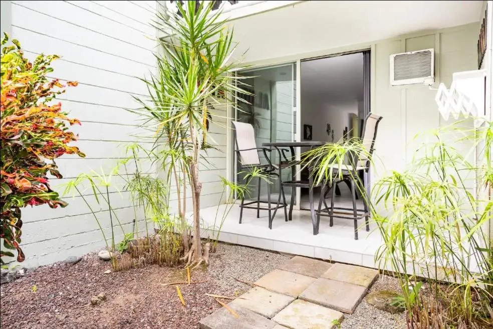 Patio in DOWNTOWN Hawaiian Theme Condo with Hot Tub, Pool & Beach - Kona Islander Inn