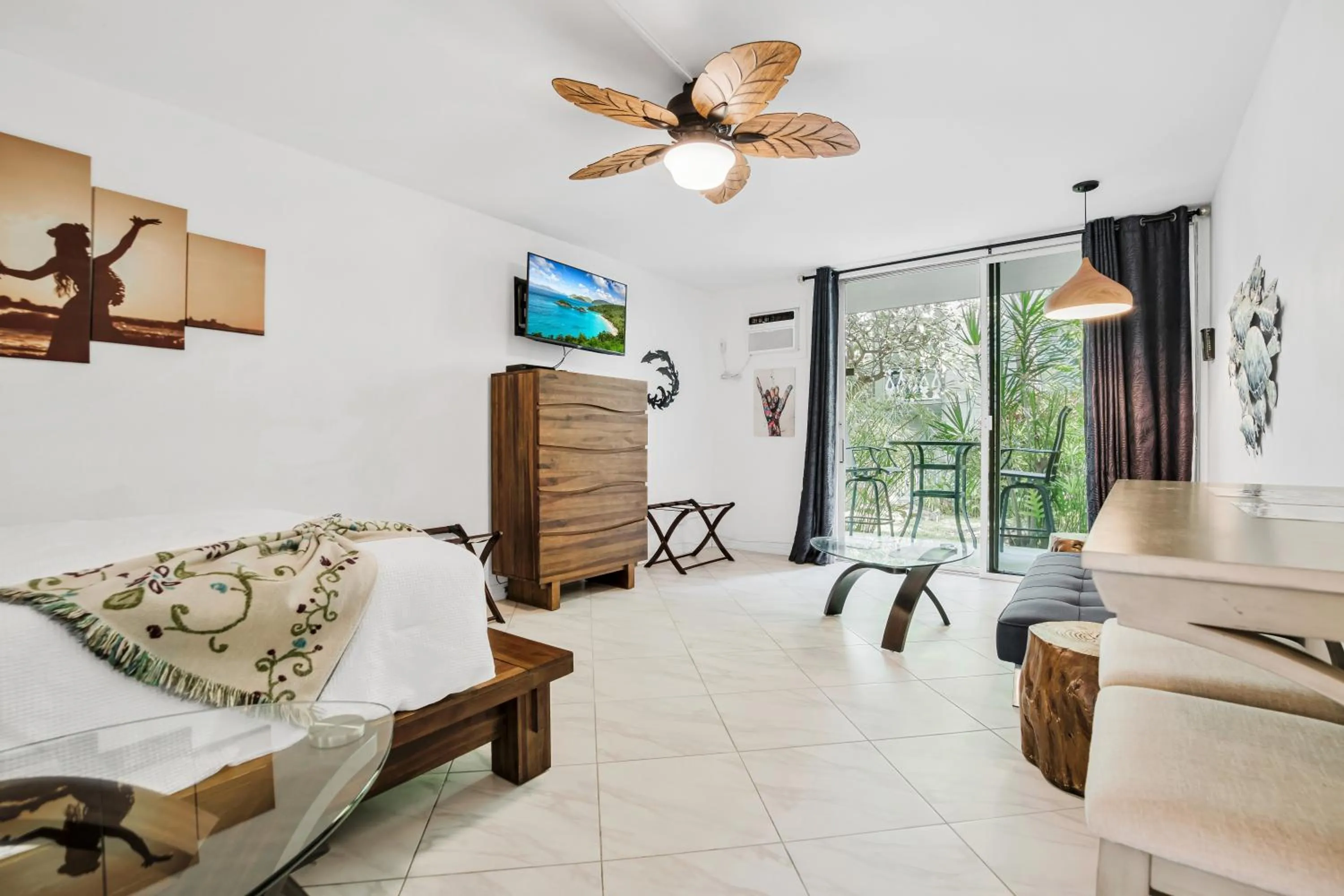 furniture in DOWNTOWN Hawaiian Theme Condo with Hot Tub, Pool & Beach - Kona Islander Inn