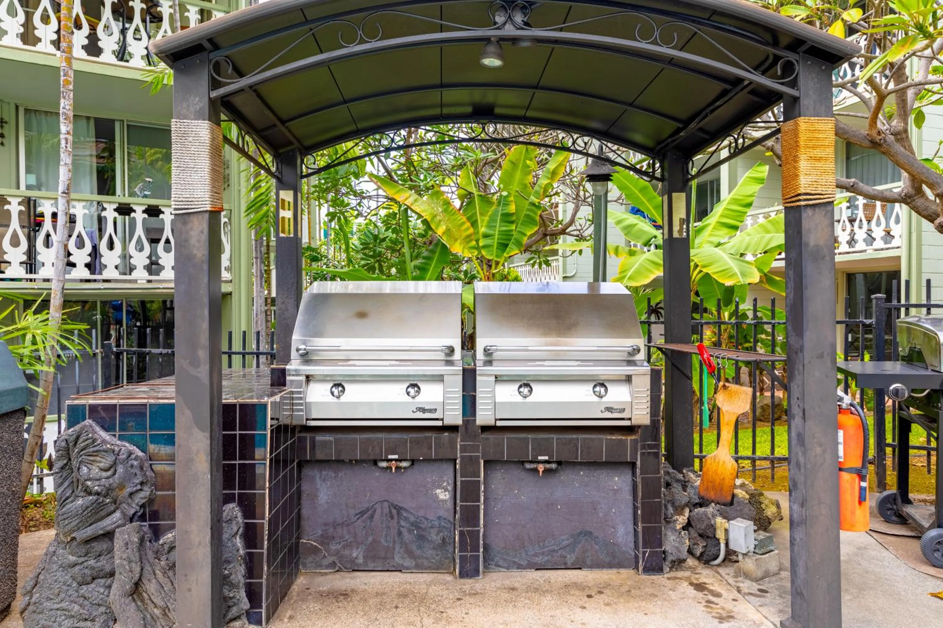 Day in DOWNTOWN Hawaiian Theme Condo with Hot Tub, Pool & Beach - Kona Islander Inn