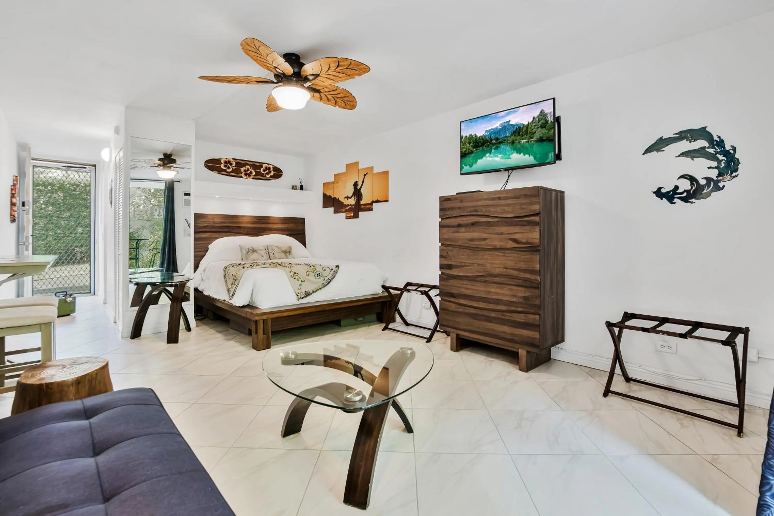 Living room, Bed in DOWNTOWN Hawaiian Theme Condo with Hot Tub, Pool & Beach - Kona Islander Inn